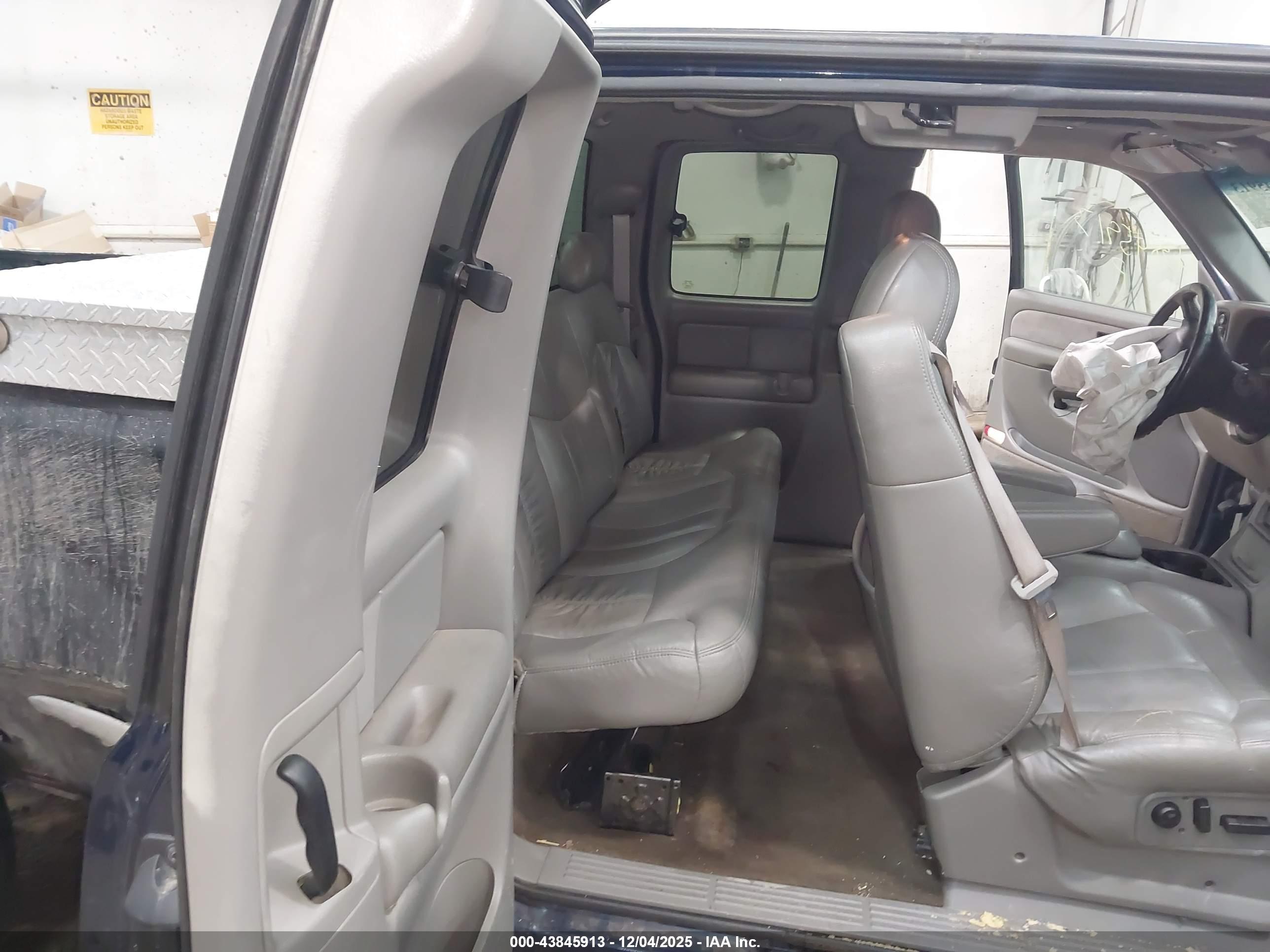 CHEVROLET SILVERADO image 8