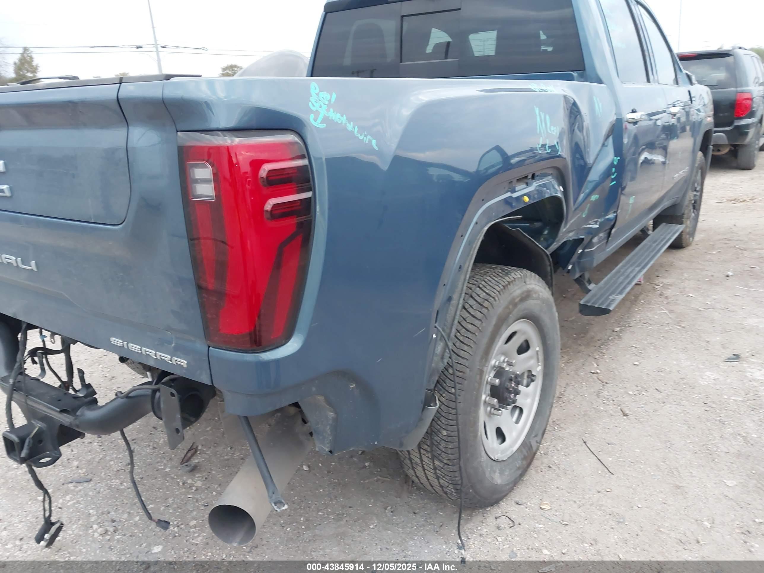 GMC SIERRA image 6