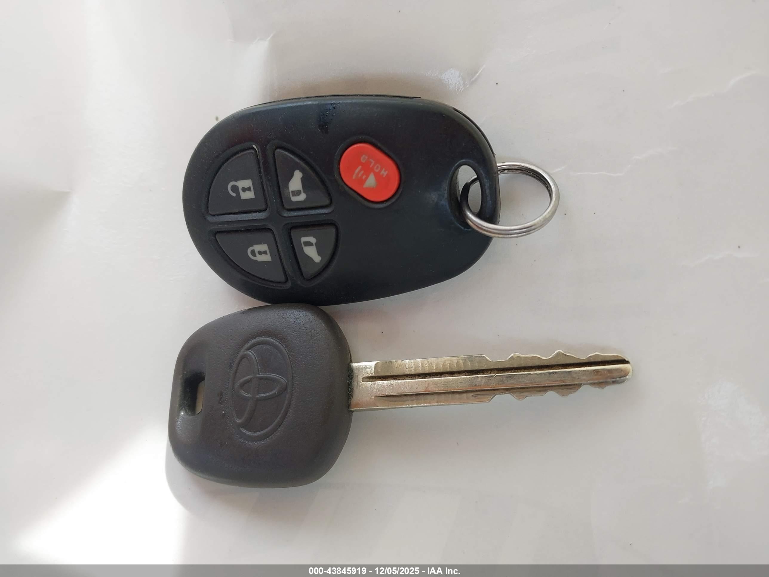 TOYOTA SIENNA image 11
