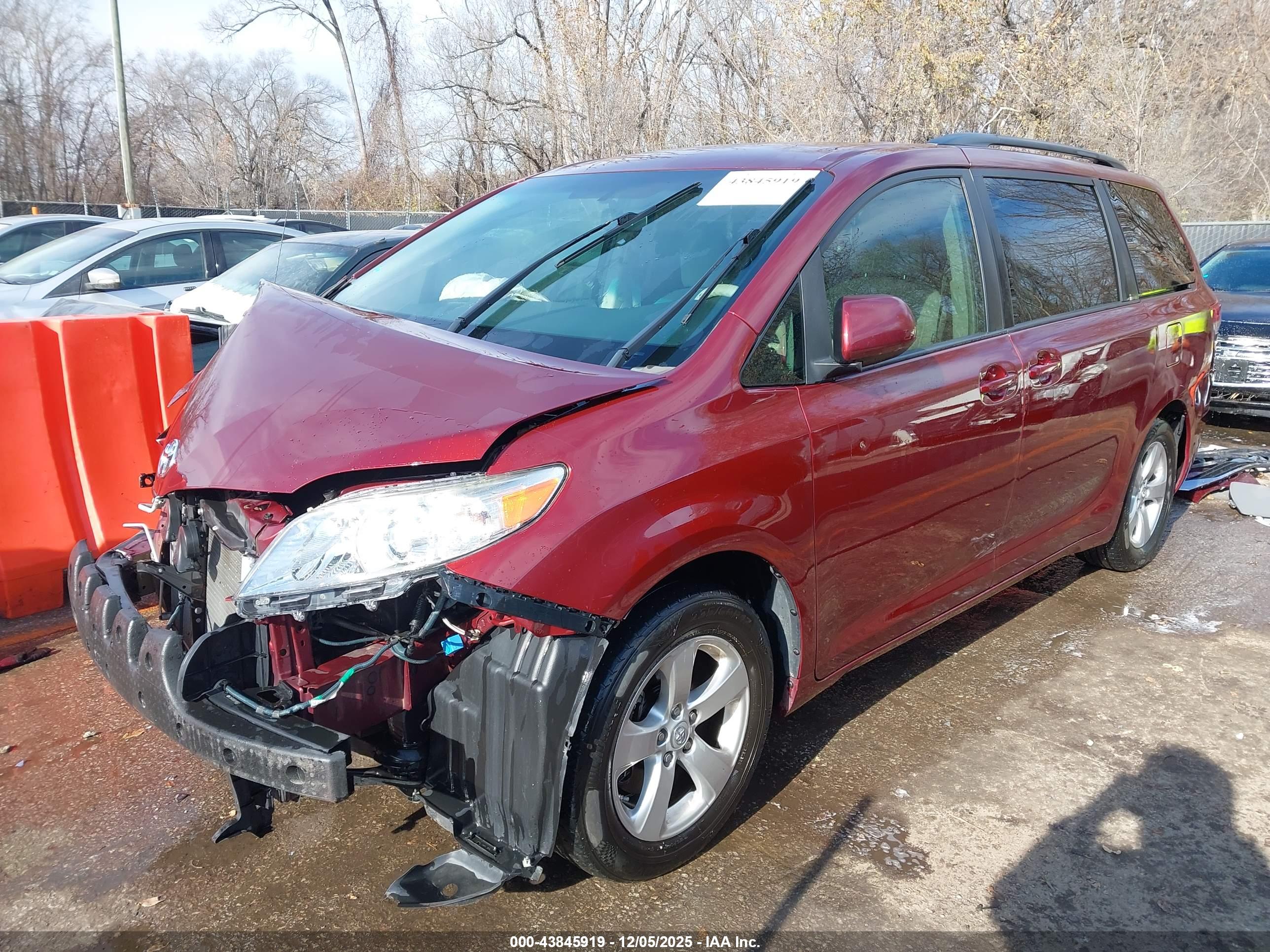 TOYOTA SIENNA image 2