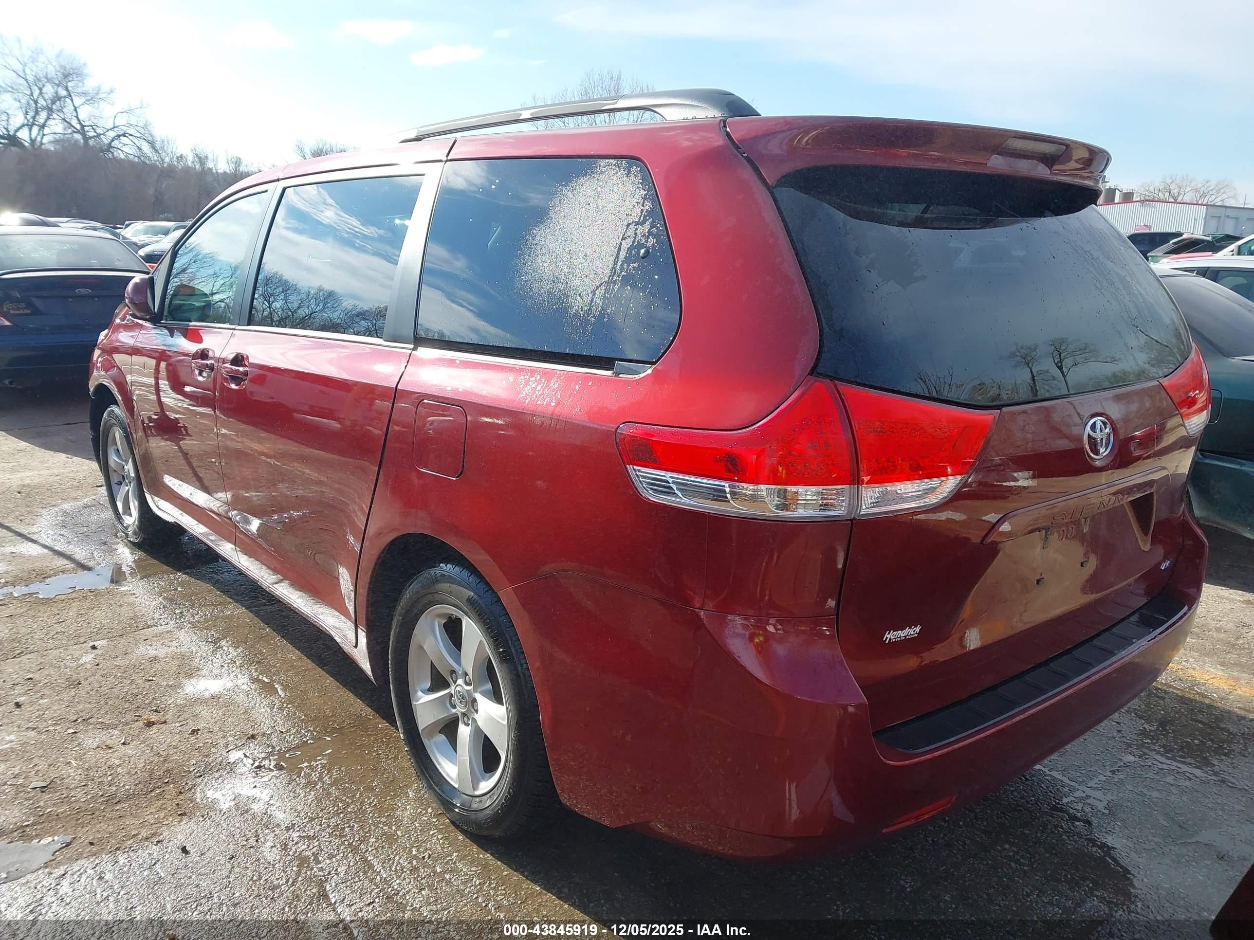 TOYOTA SIENNA image 3
