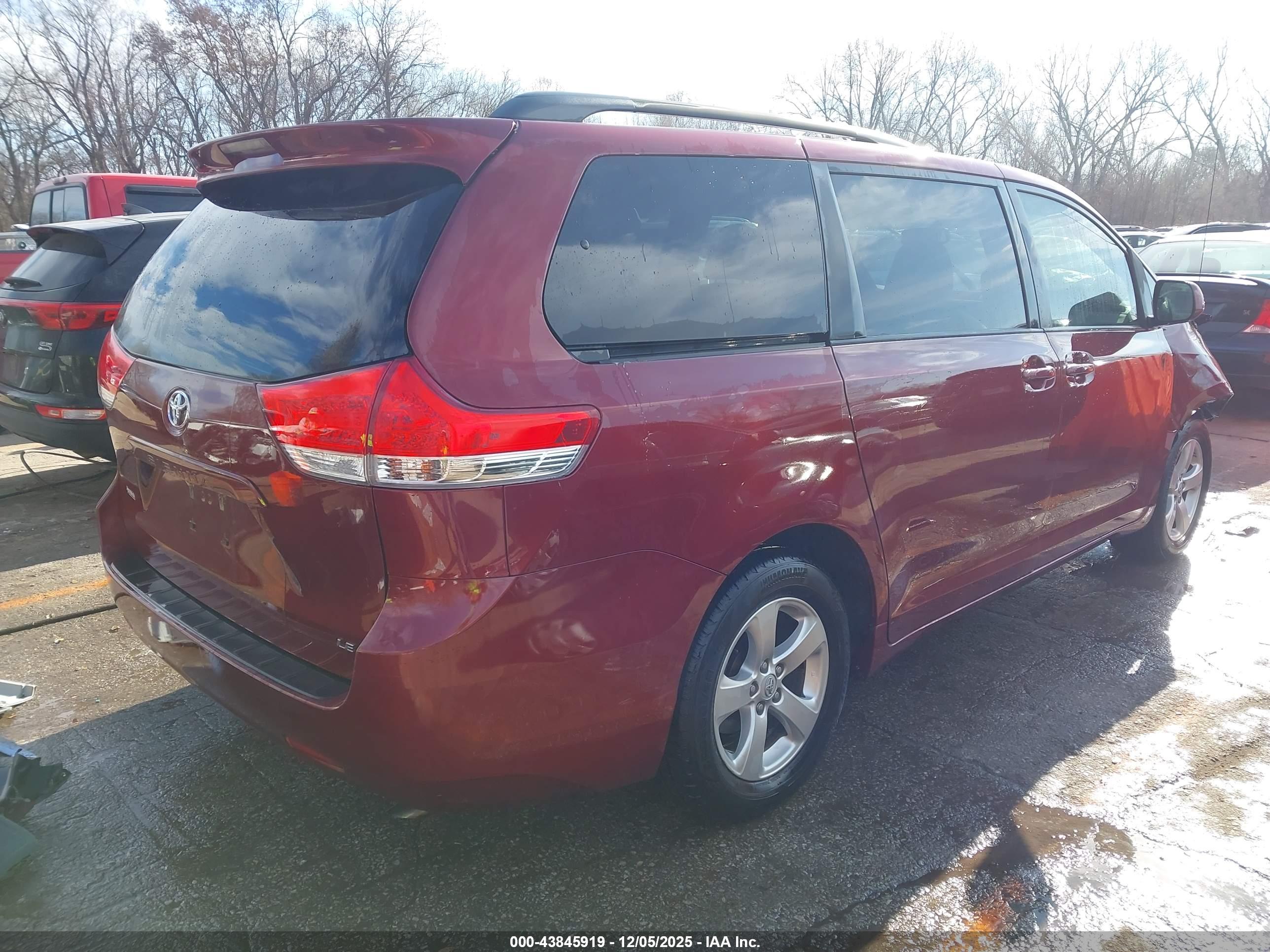 TOYOTA SIENNA image 4