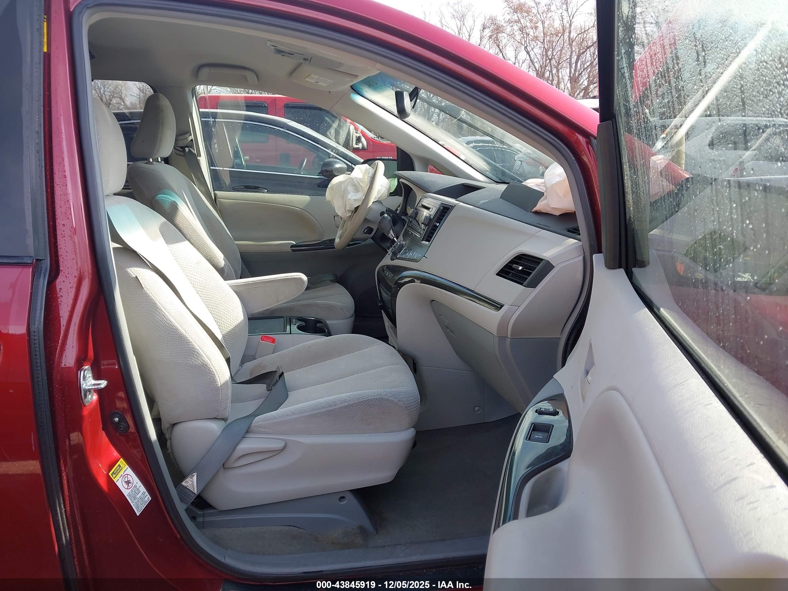 TOYOTA SIENNA image 5