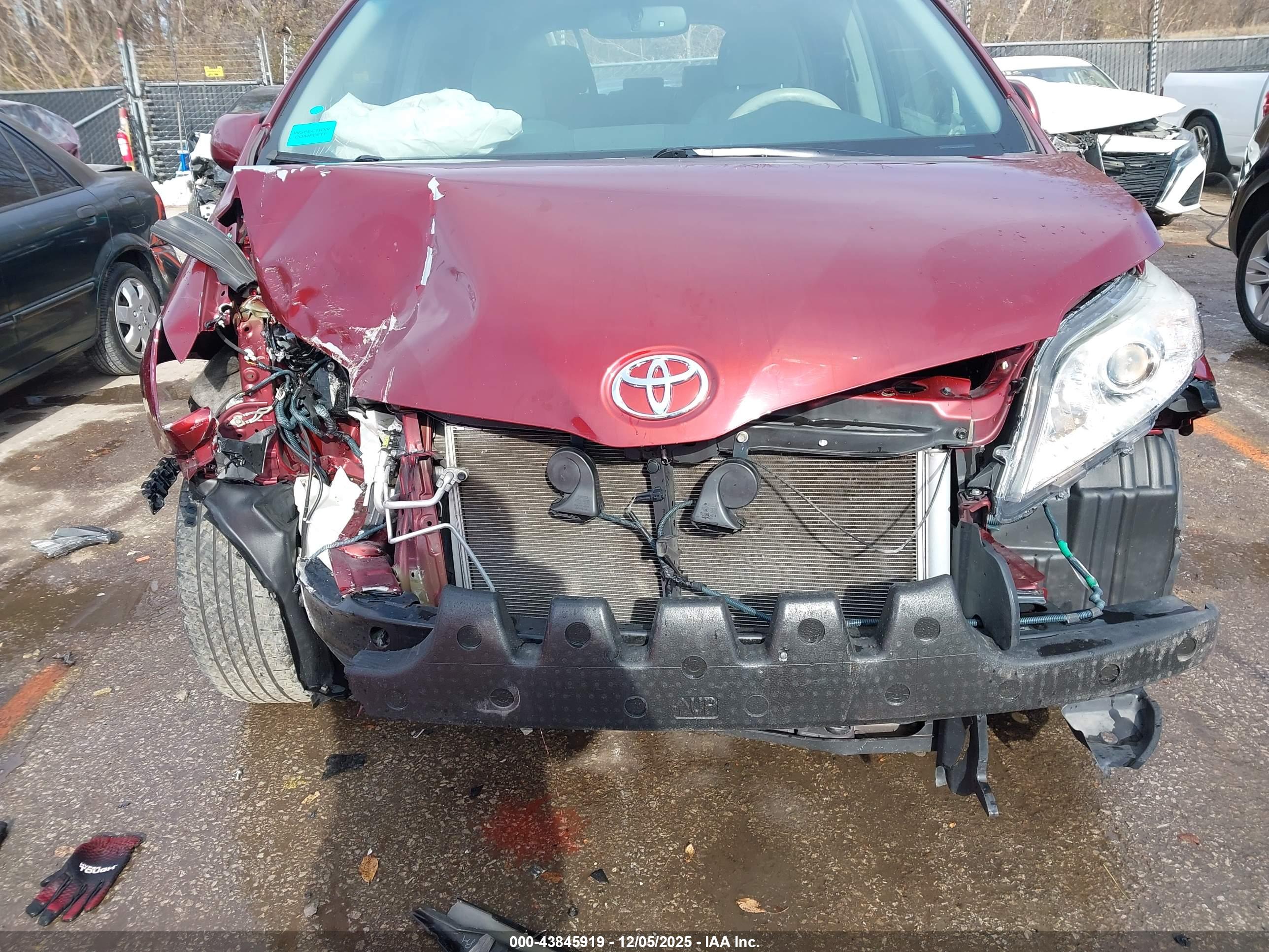 TOYOTA SIENNA image 6