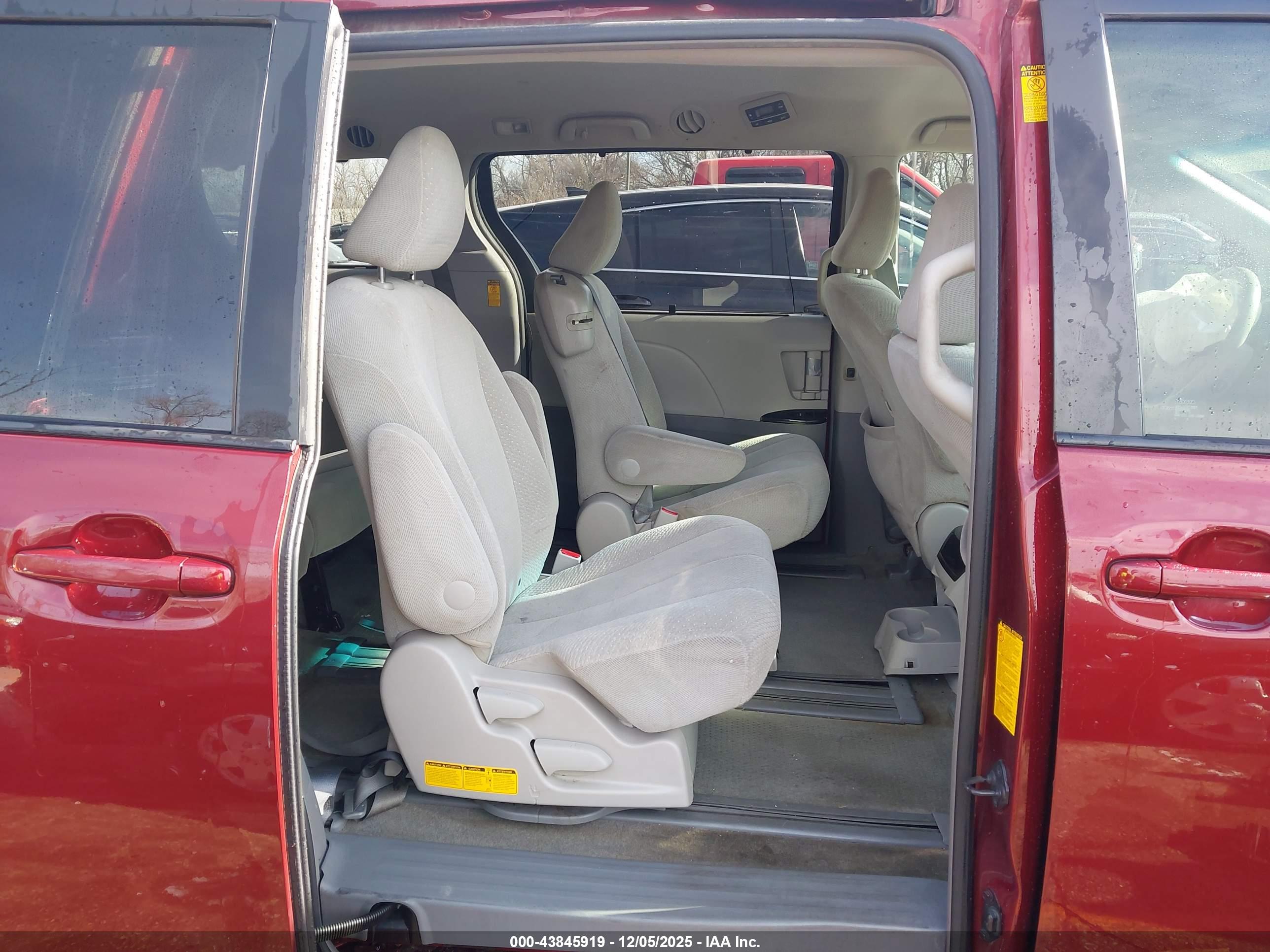 TOYOTA SIENNA image 8