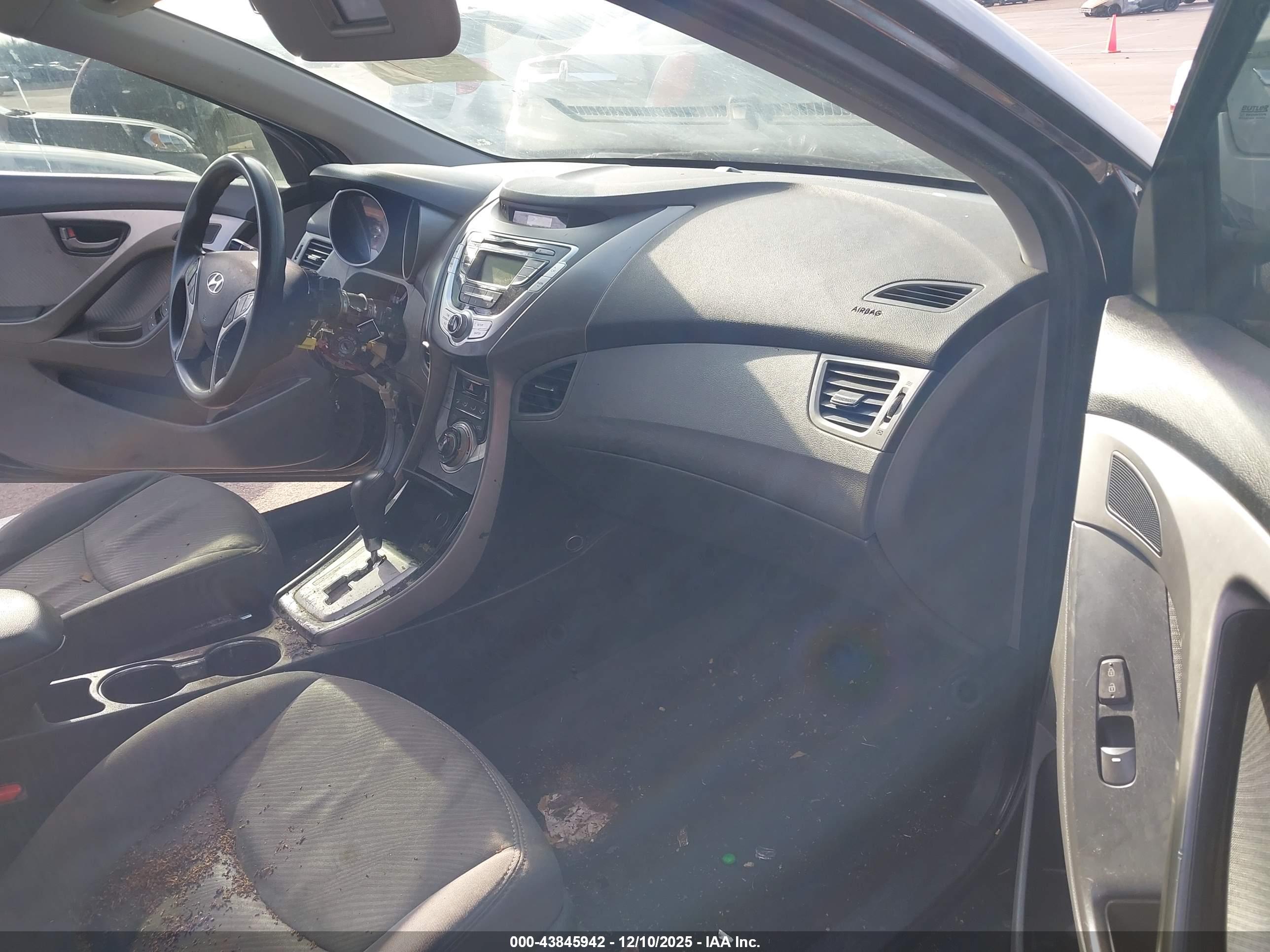 HYUNDAI ELANTRA image 5