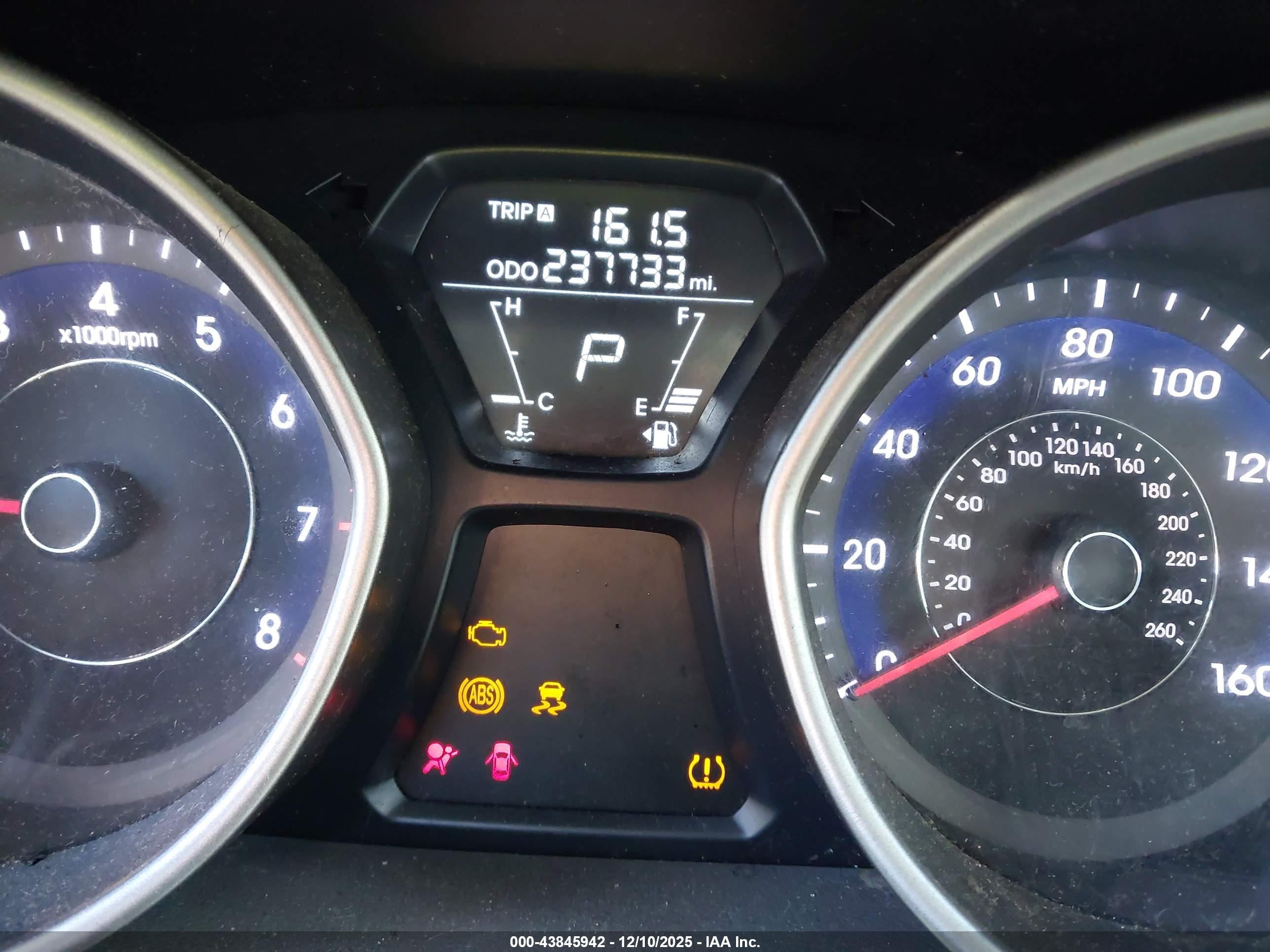 HYUNDAI ELANTRA image 7