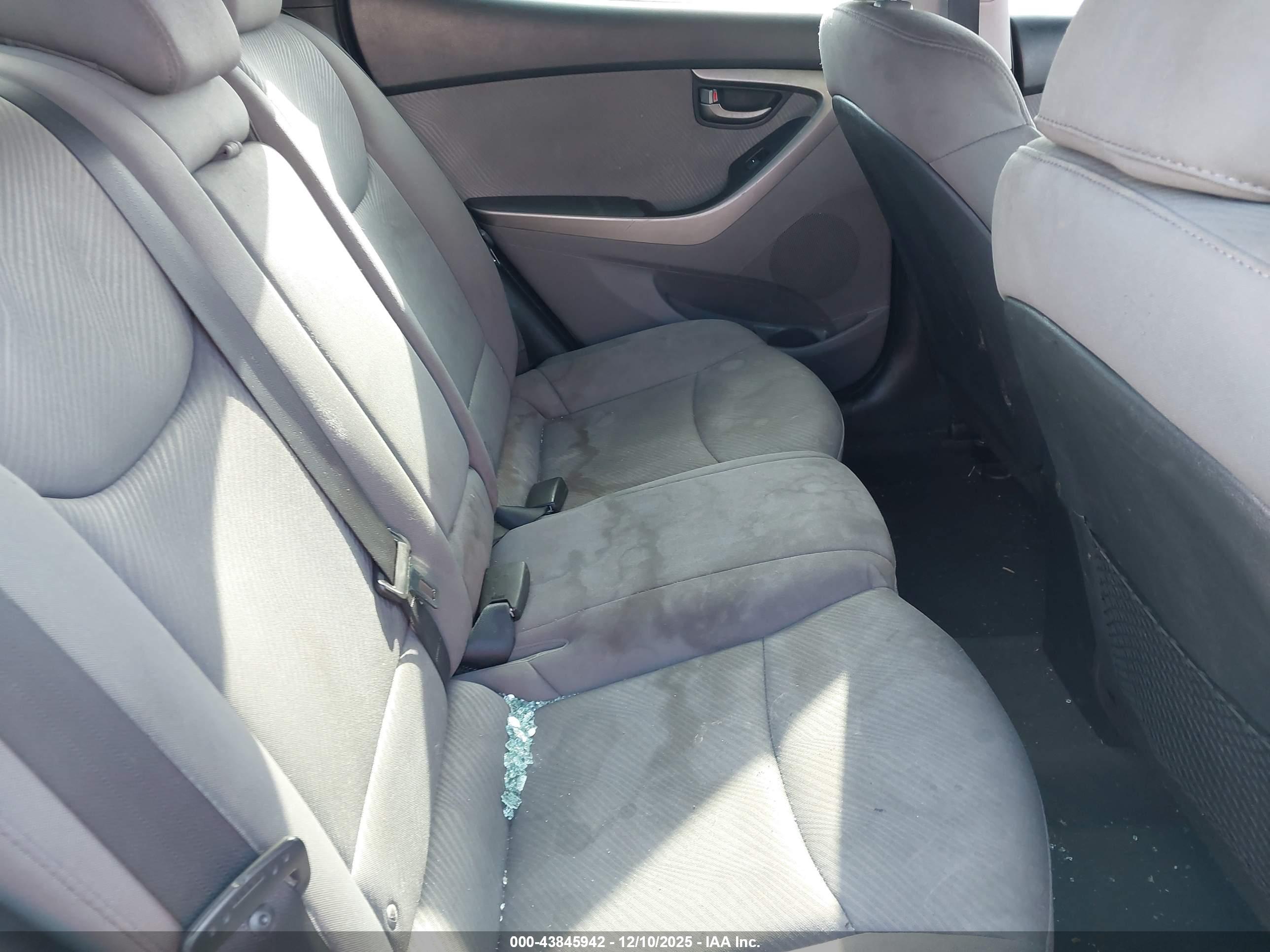 HYUNDAI ELANTRA image 8