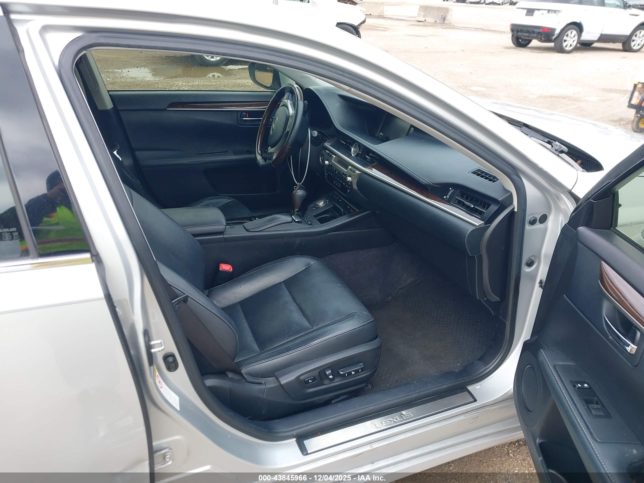 LEXUS ES image 5