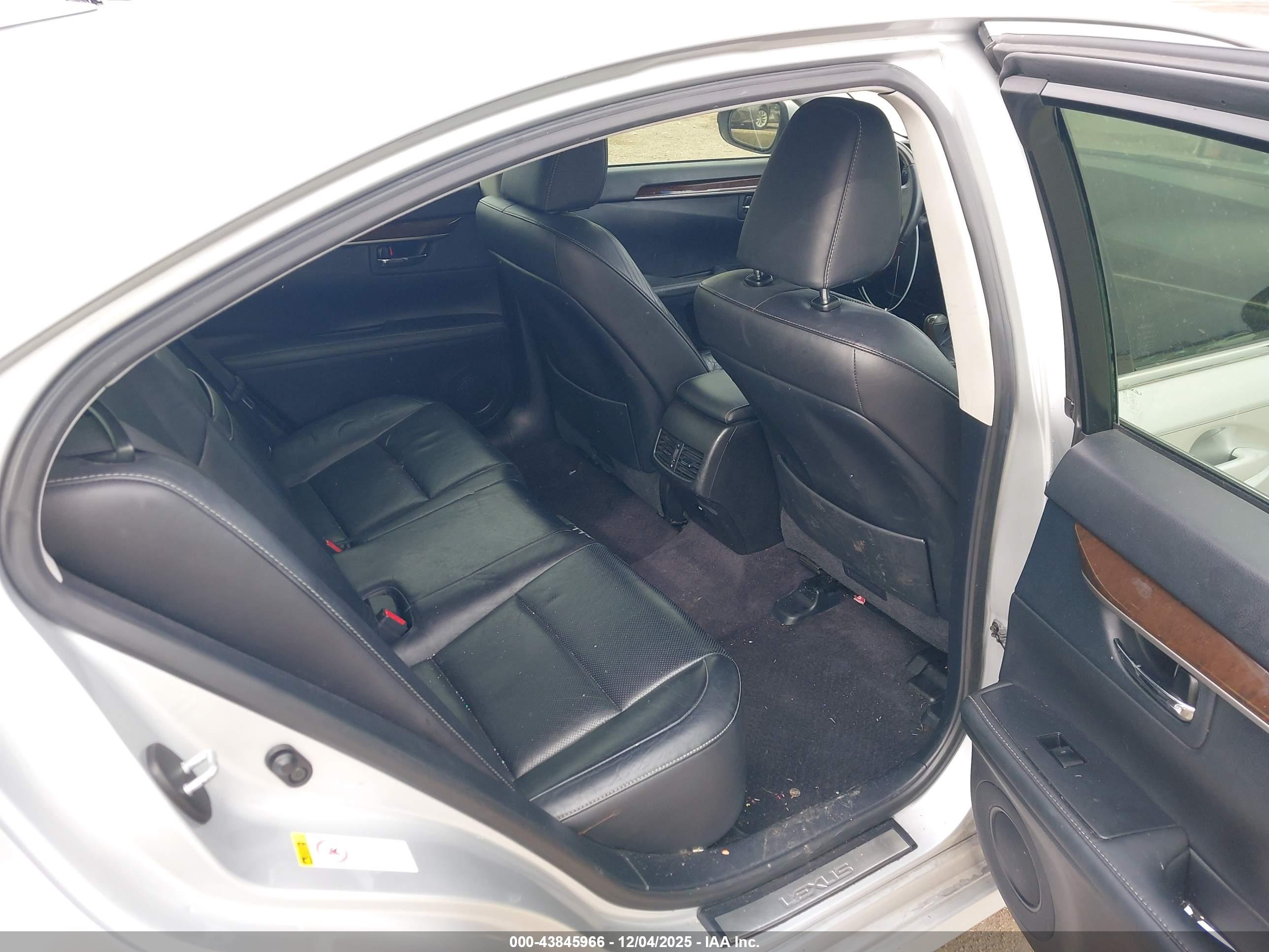 LEXUS ES image 8