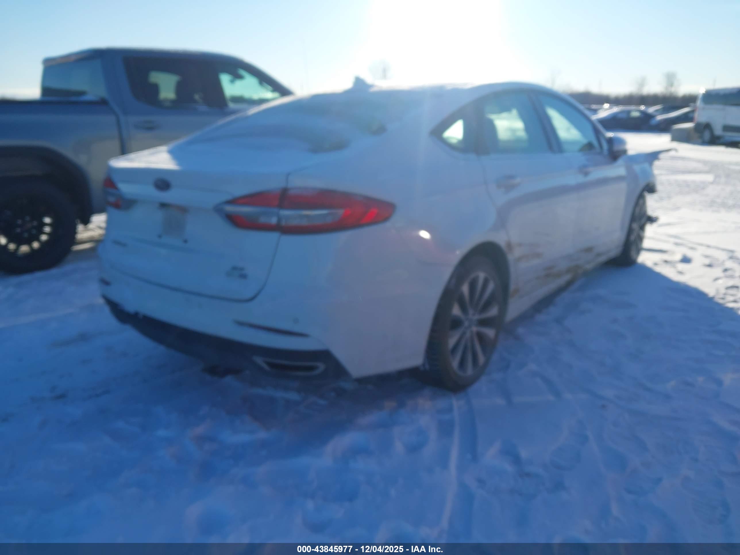 FORD FUSION image 4