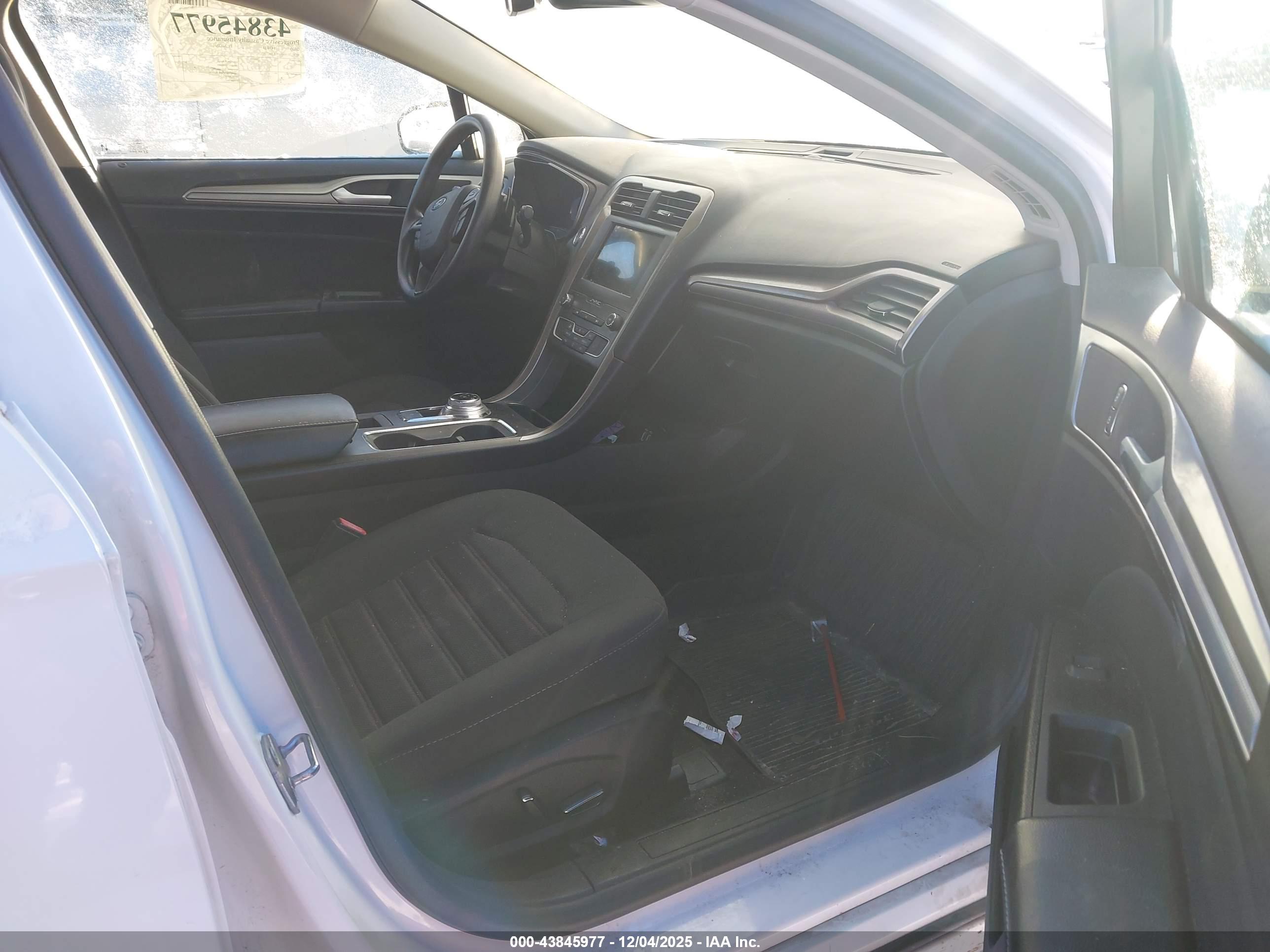 FORD FUSION image 5