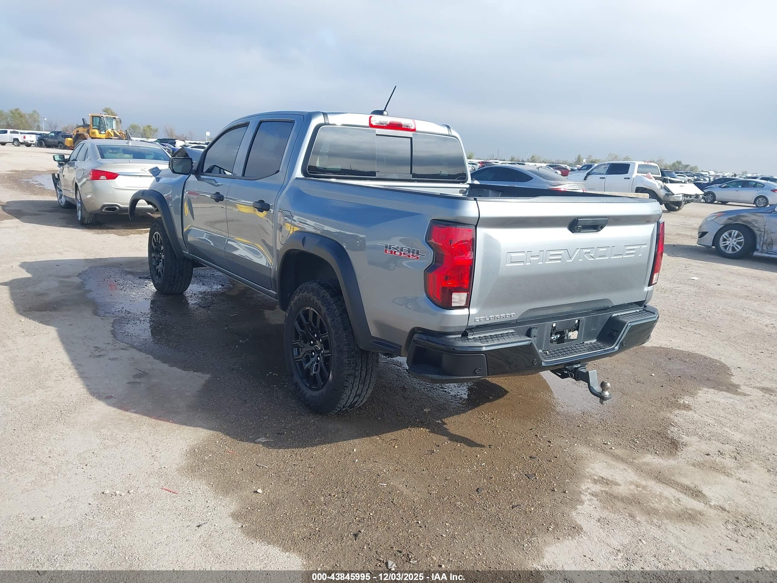 CHEVROLET COLORADO image 3