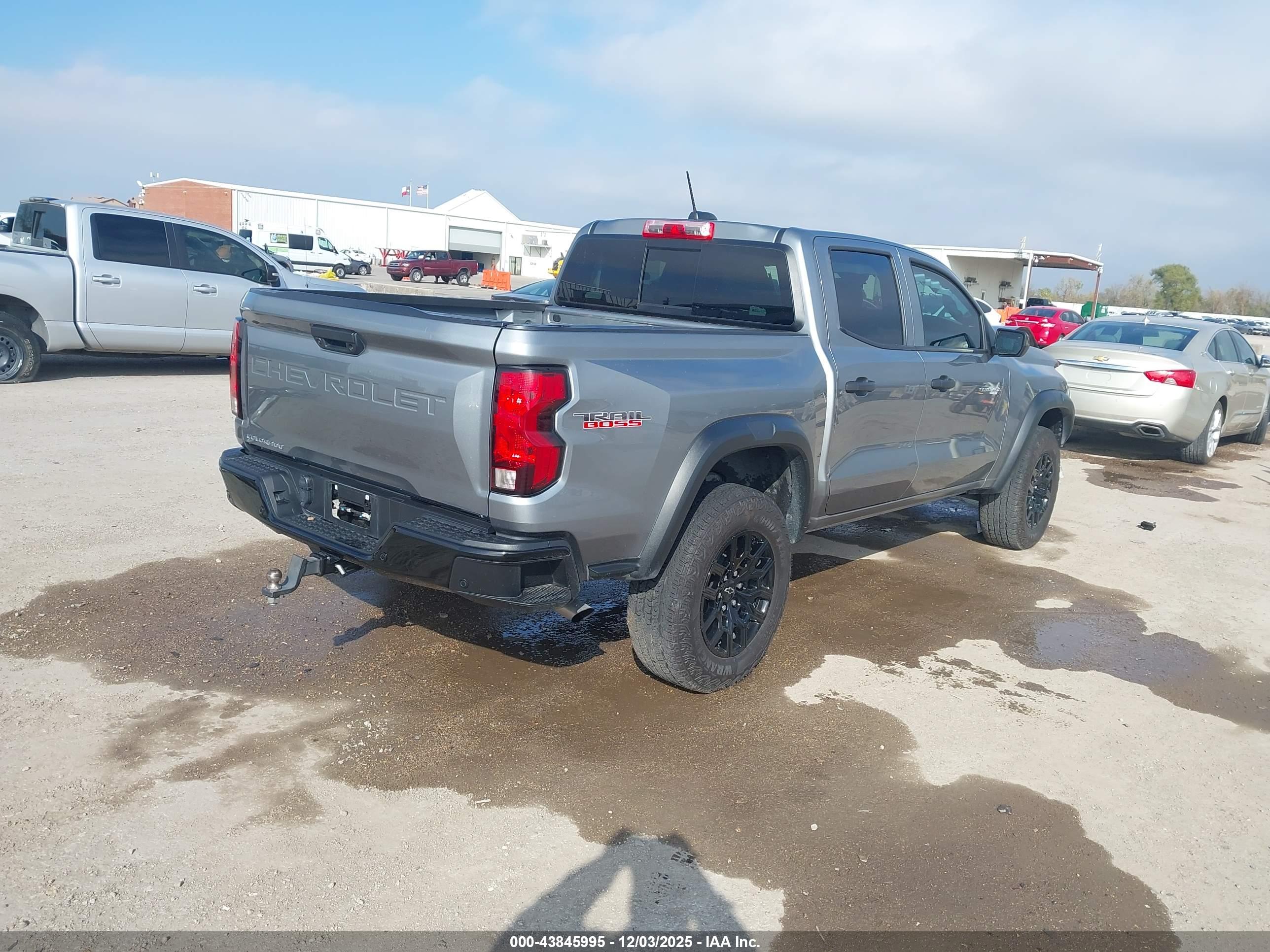 CHEVROLET COLORADO image 4