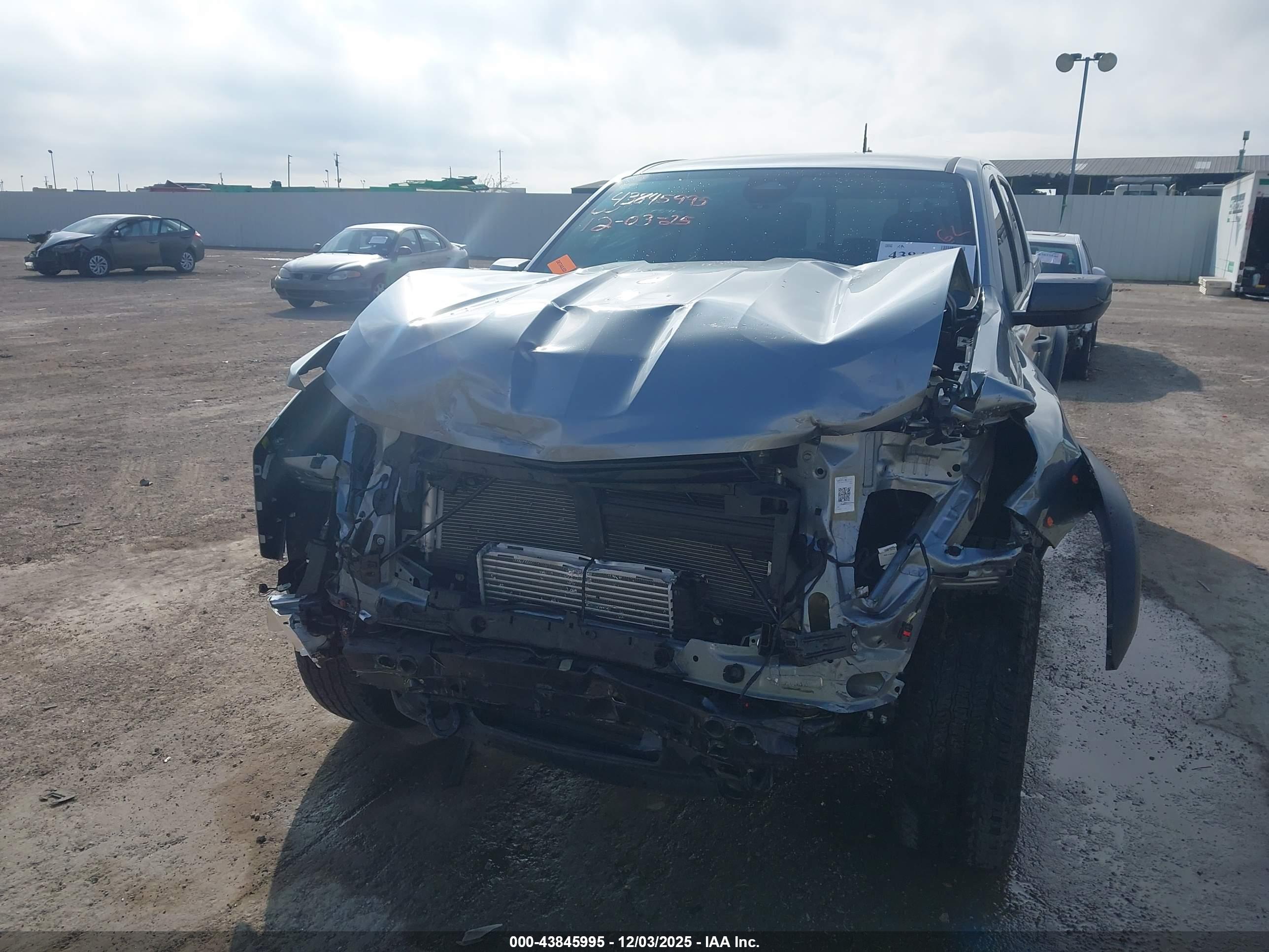 CHEVROLET COLORADO image 6