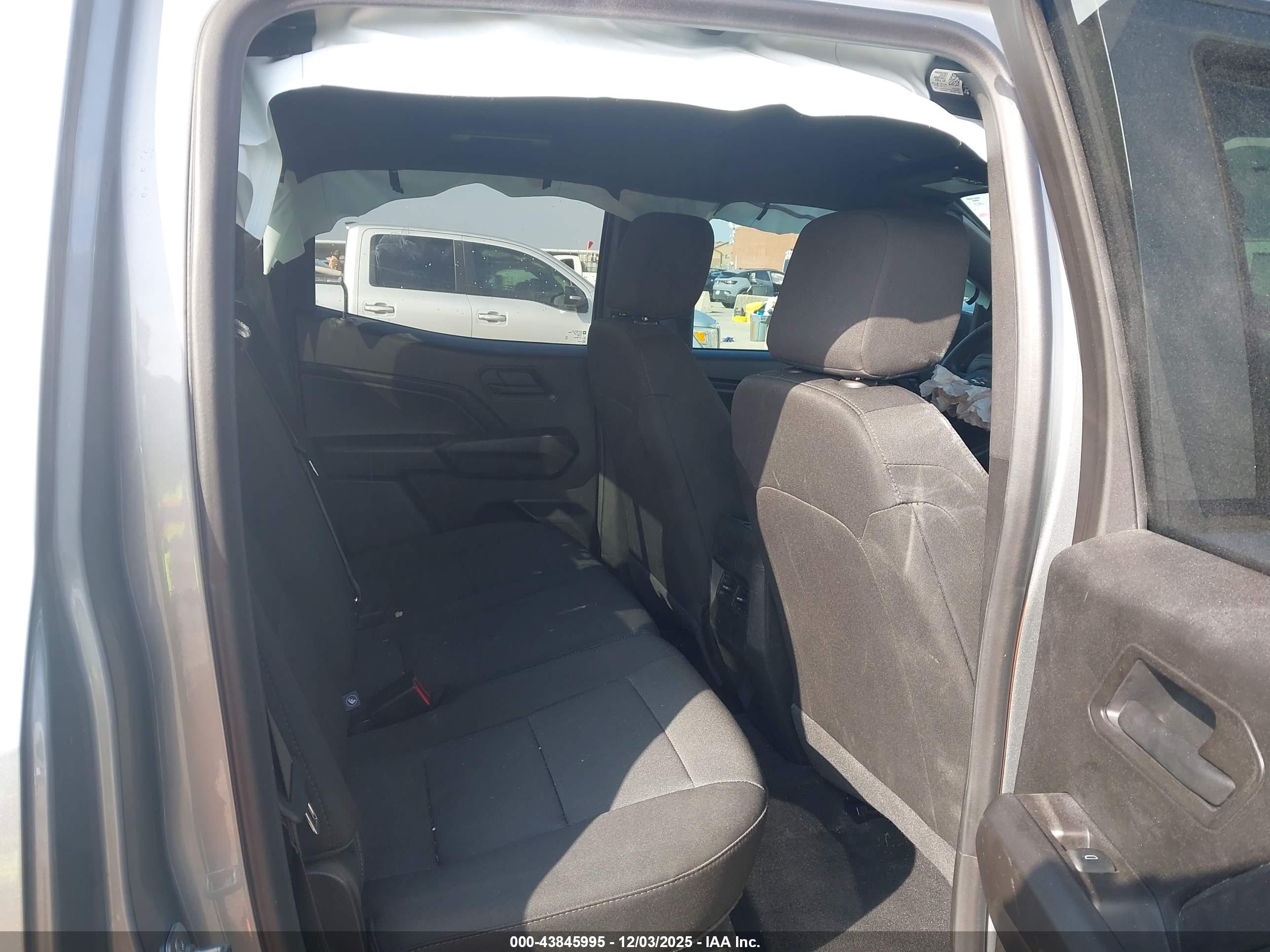 CHEVROLET COLORADO image 8