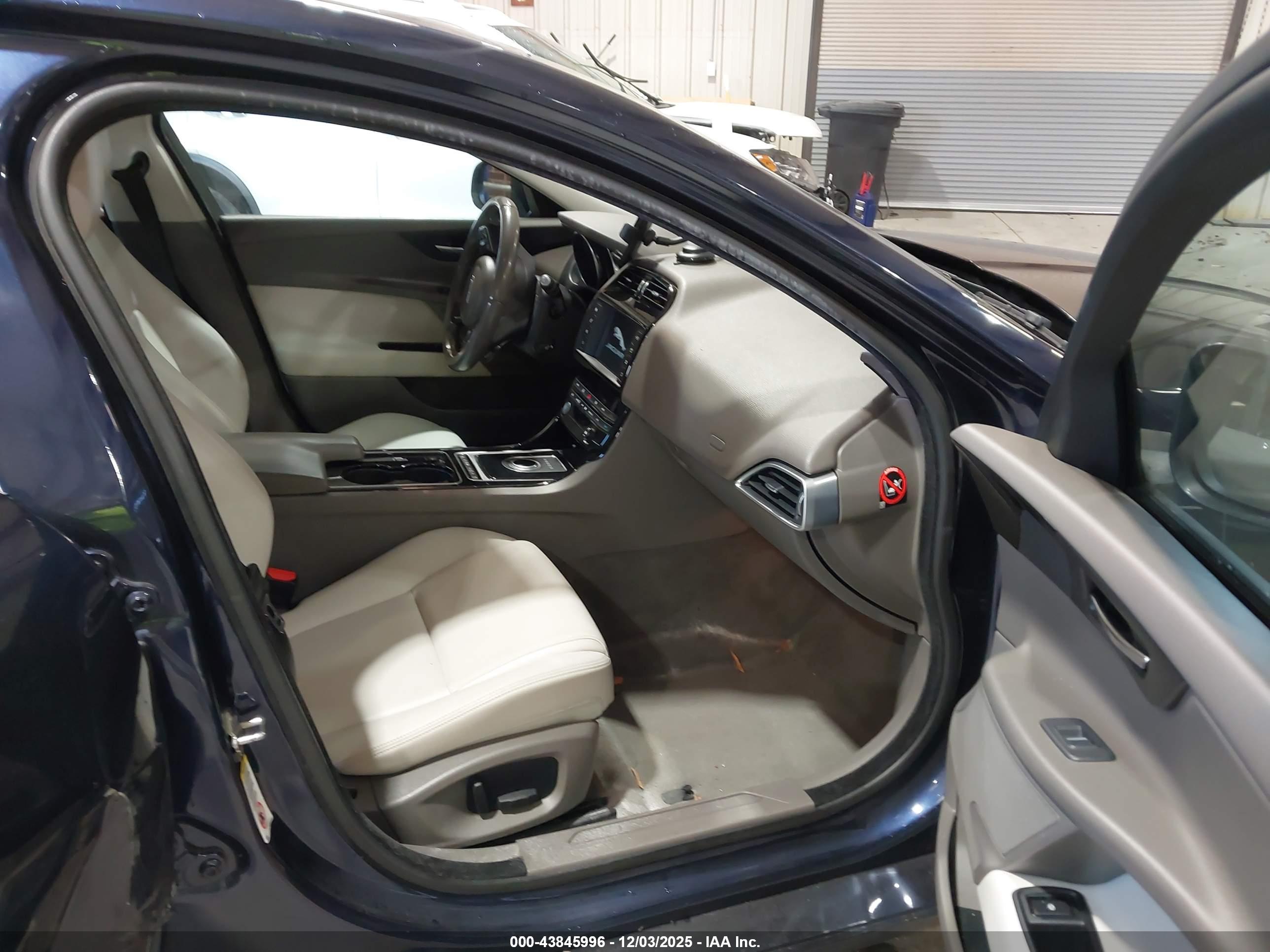 JAGUAR XE image 5