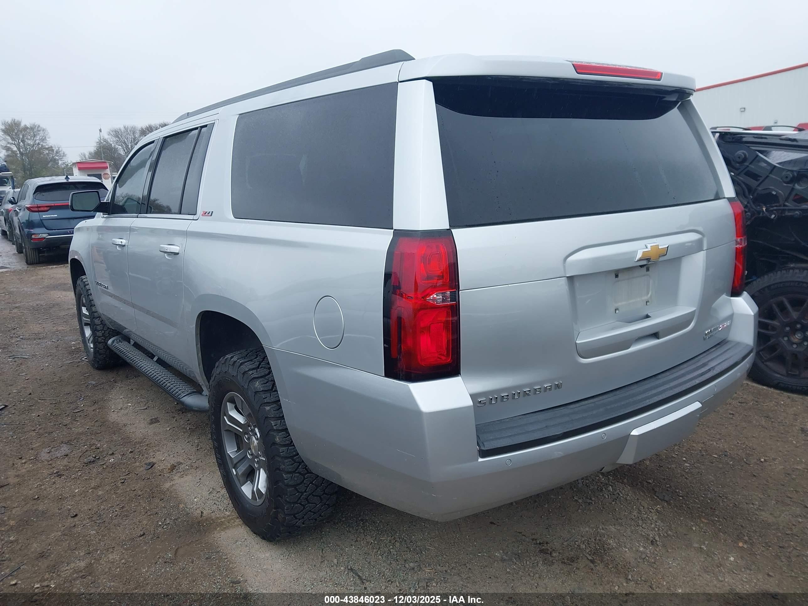 CHEVROLET SUBURBAN image 3