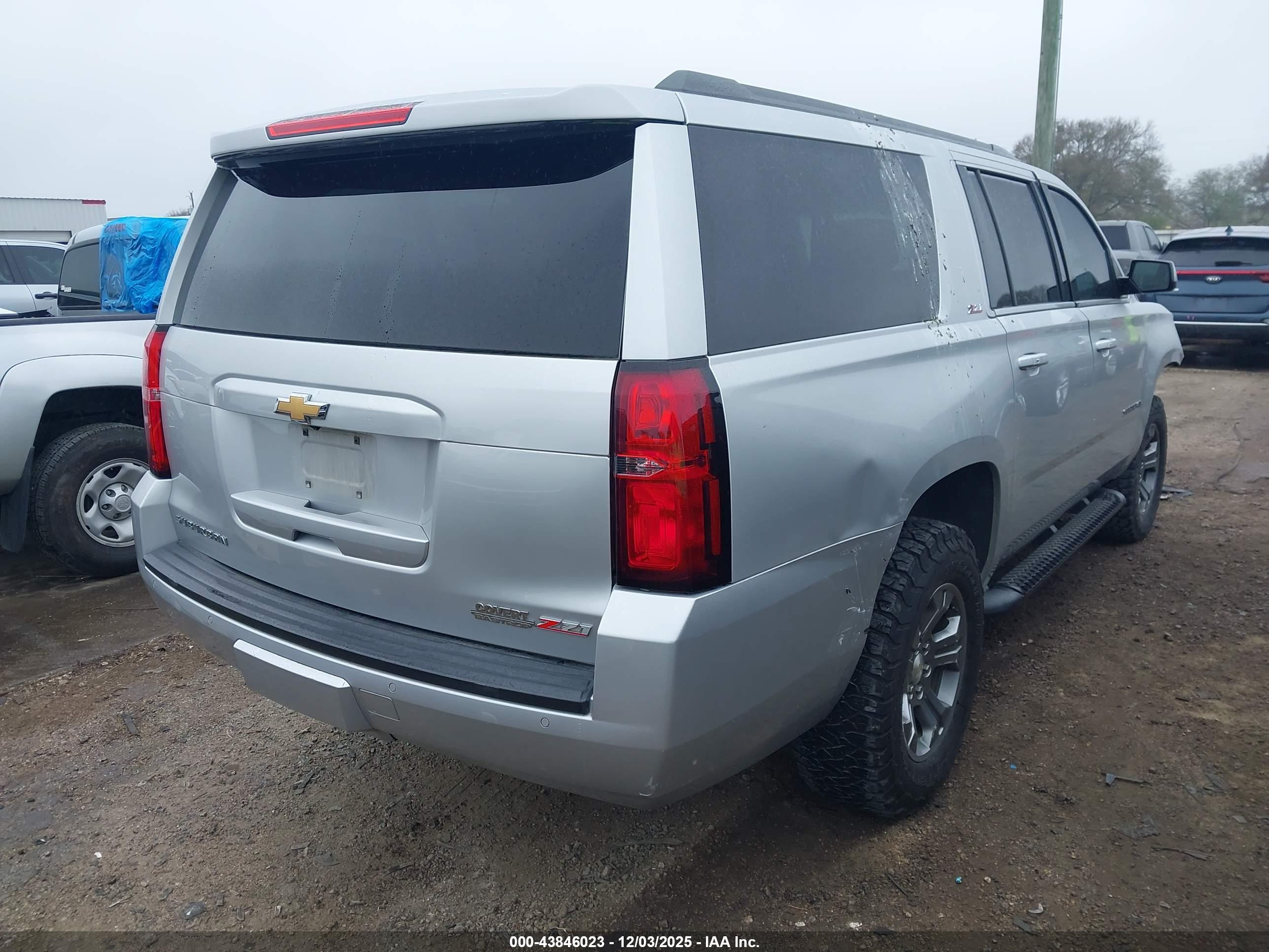 CHEVROLET SUBURBAN image 4