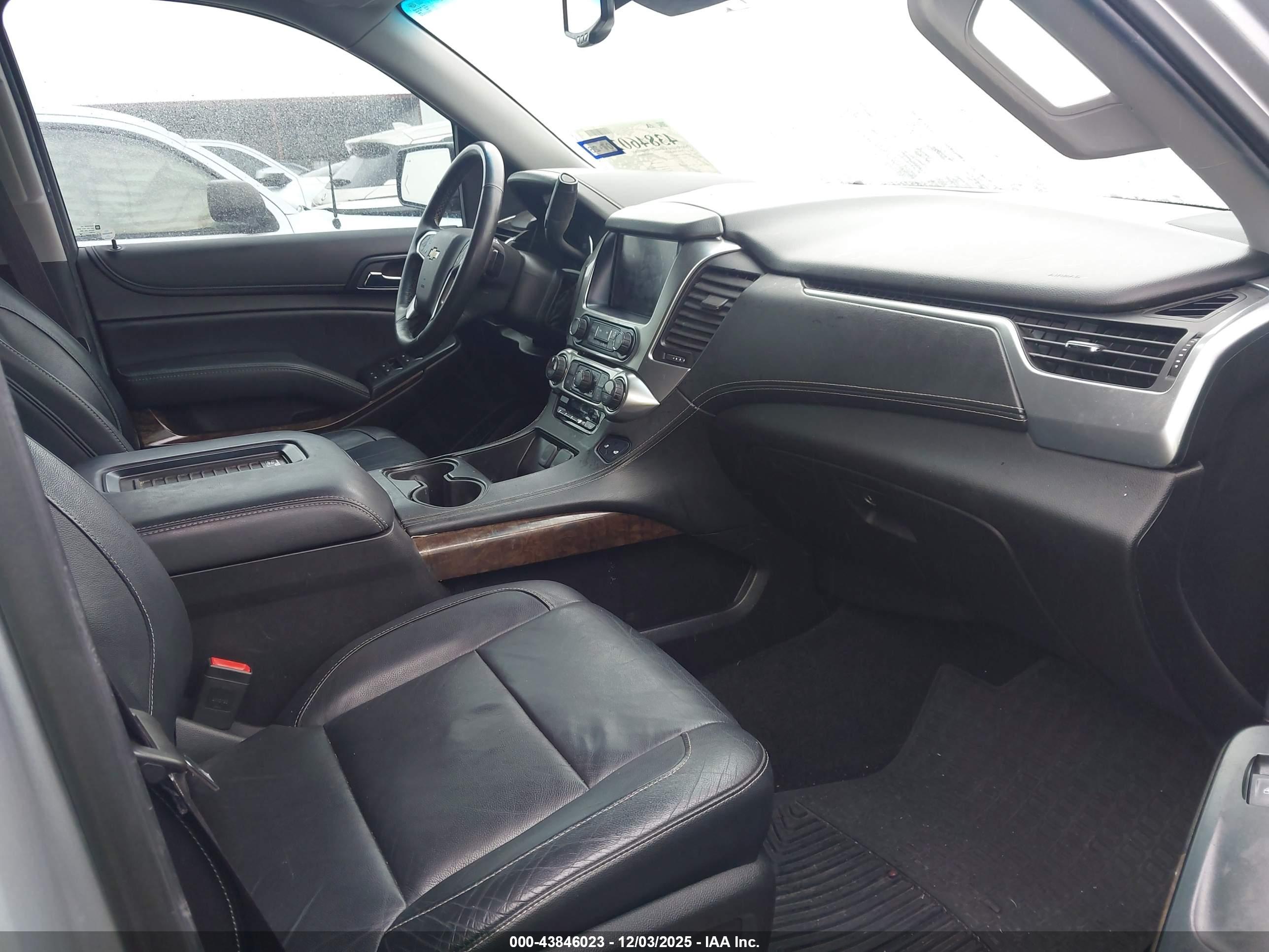 CHEVROLET SUBURBAN image 5