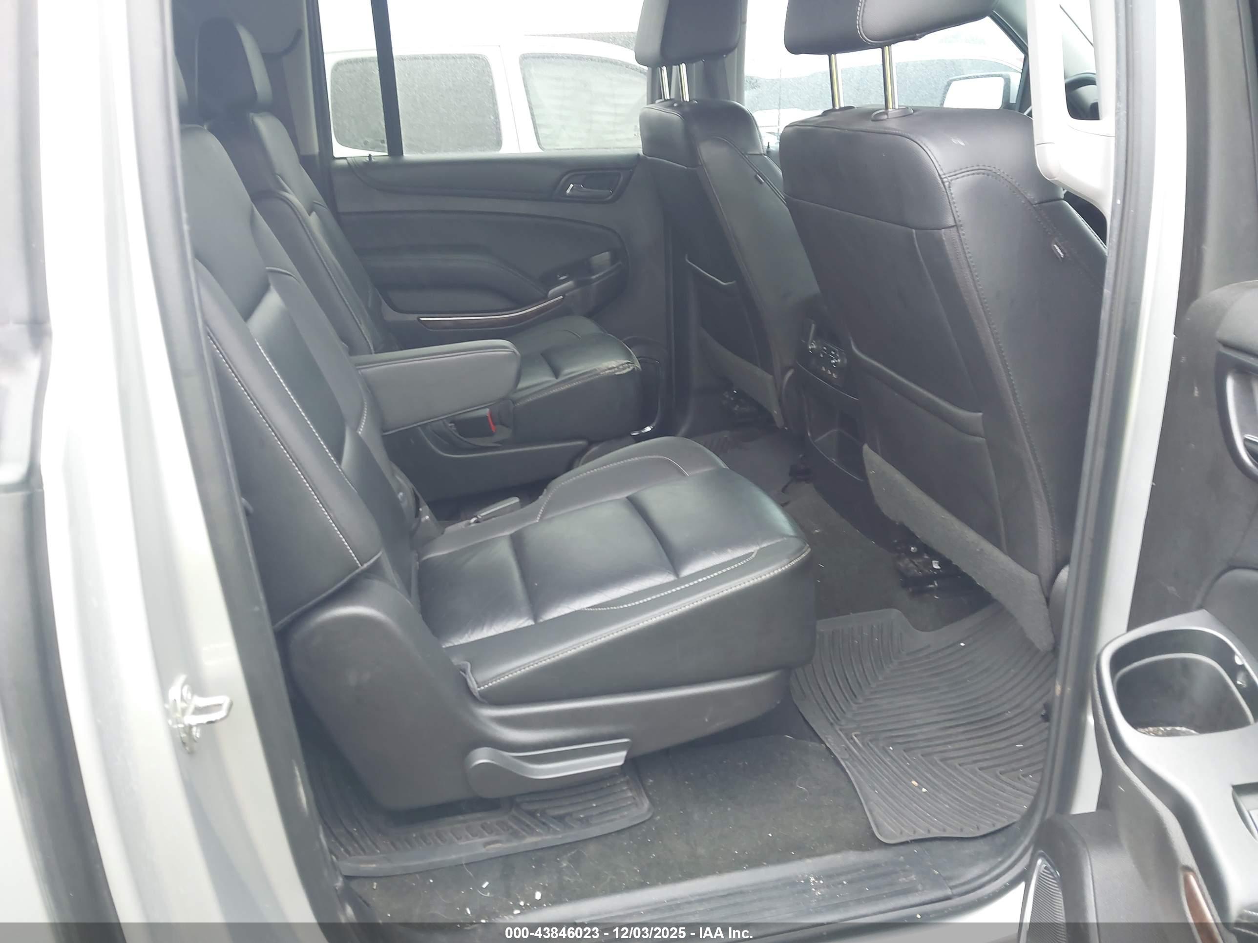 CHEVROLET SUBURBAN image 8