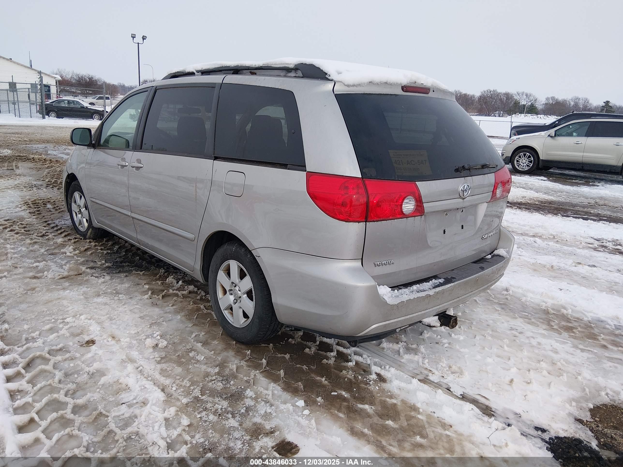 TOYOTA SIENNA image 3