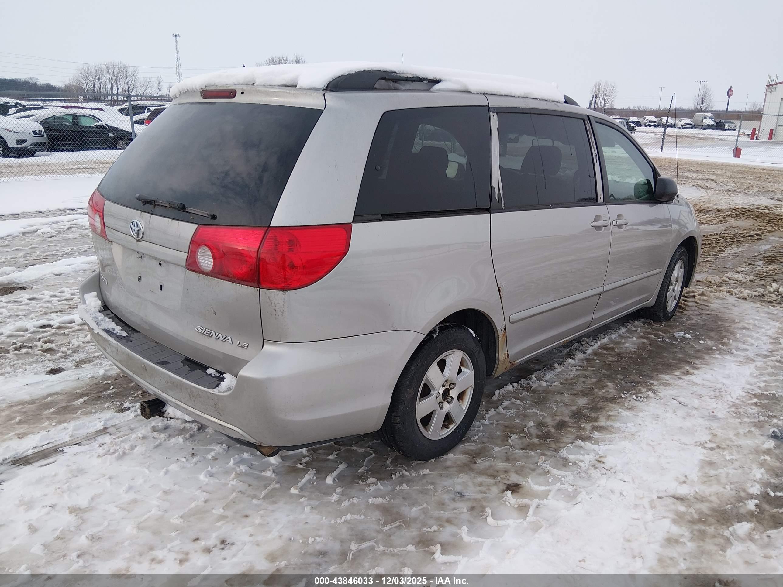 TOYOTA SIENNA image 4