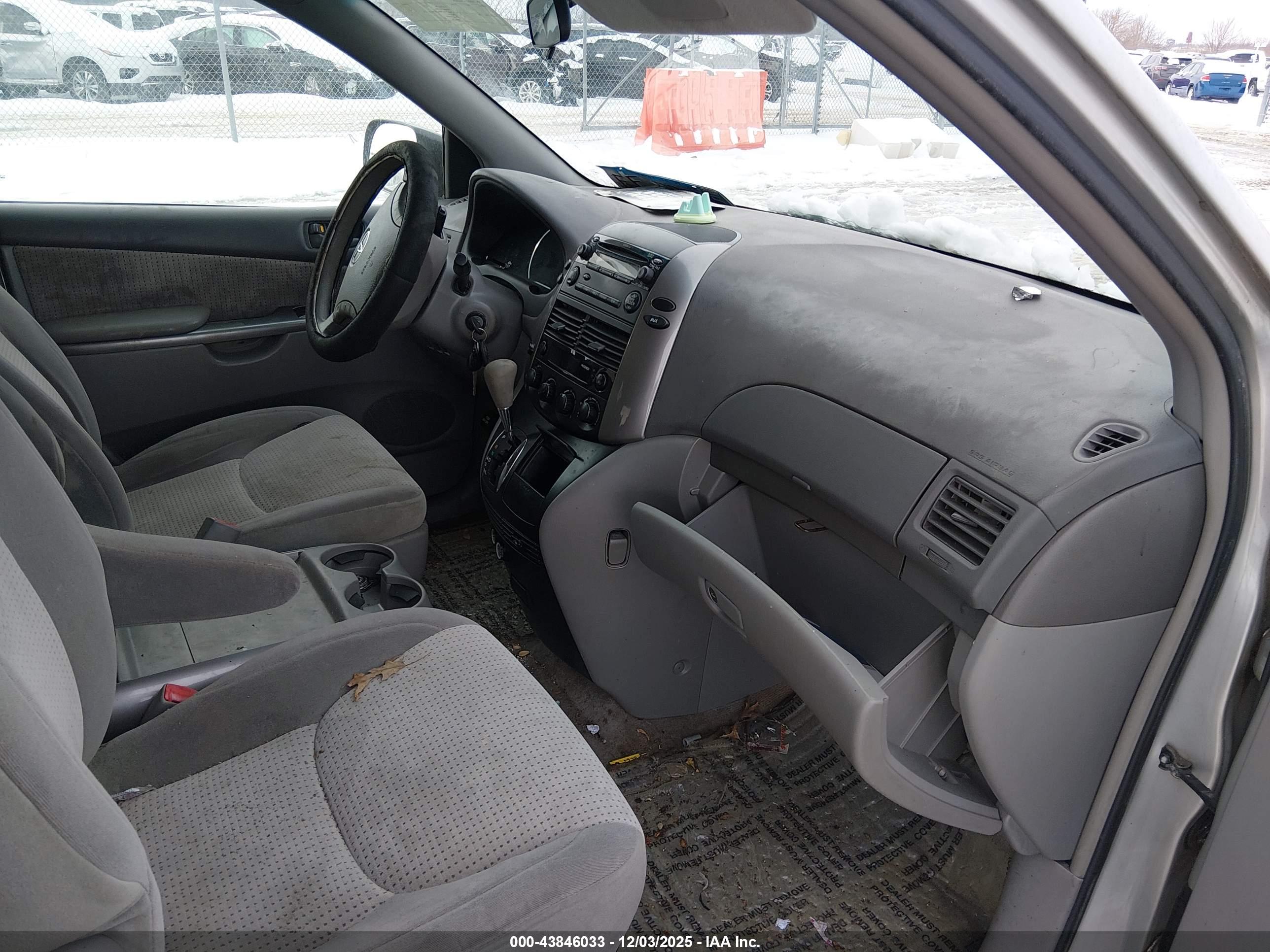 TOYOTA SIENNA image 5