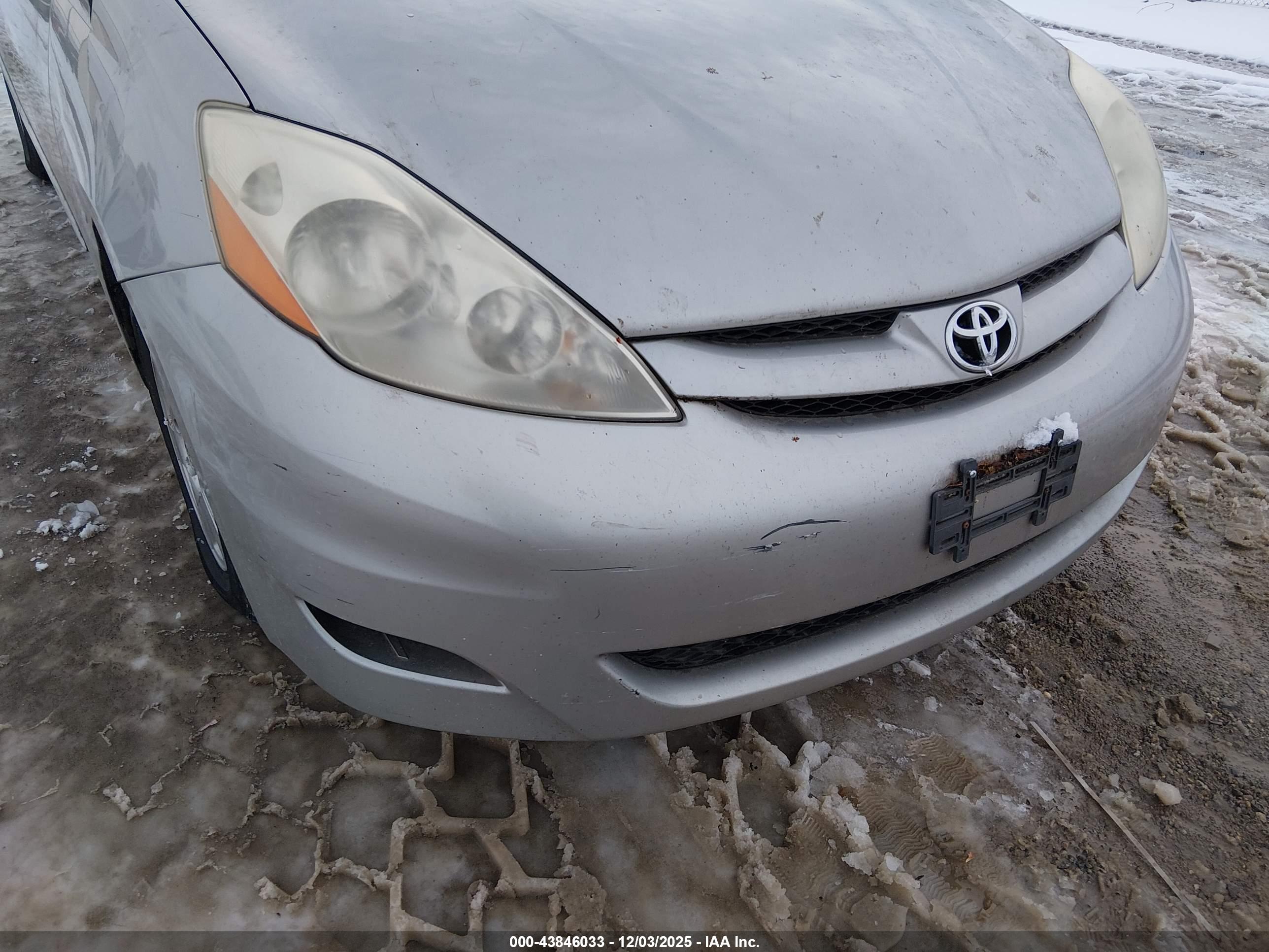 TOYOTA SIENNA image 6