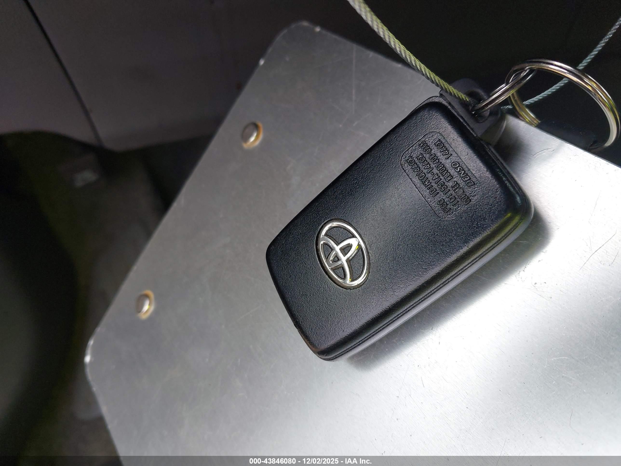 TOYOTA PRIUS image 11