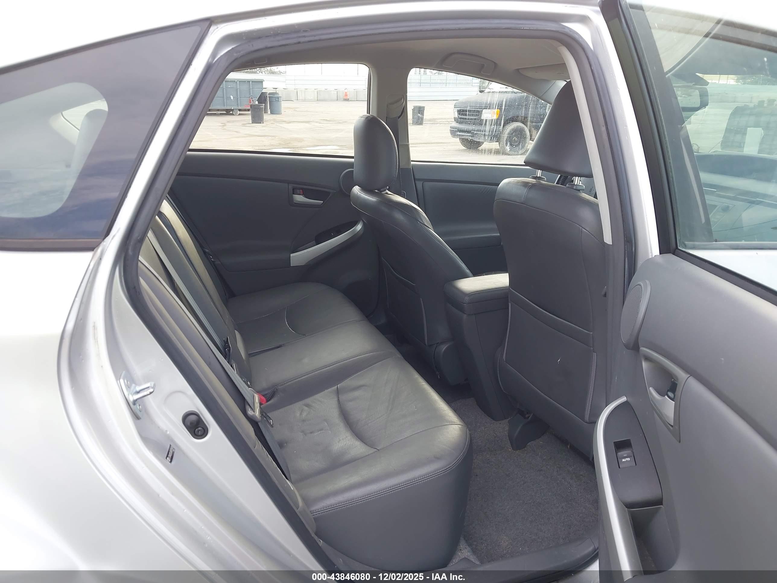 TOYOTA PRIUS image 8