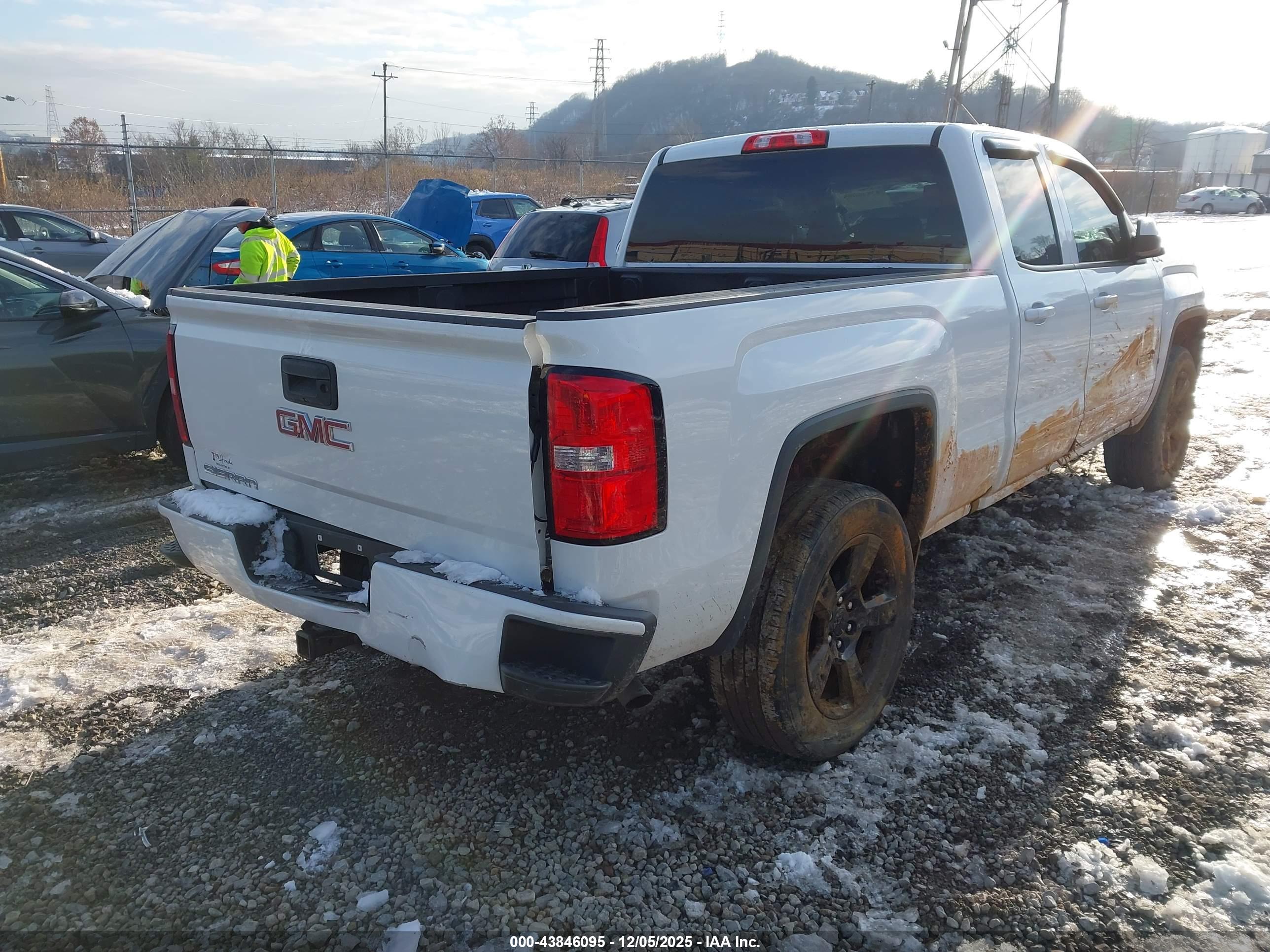 GMC SIERRA image 4