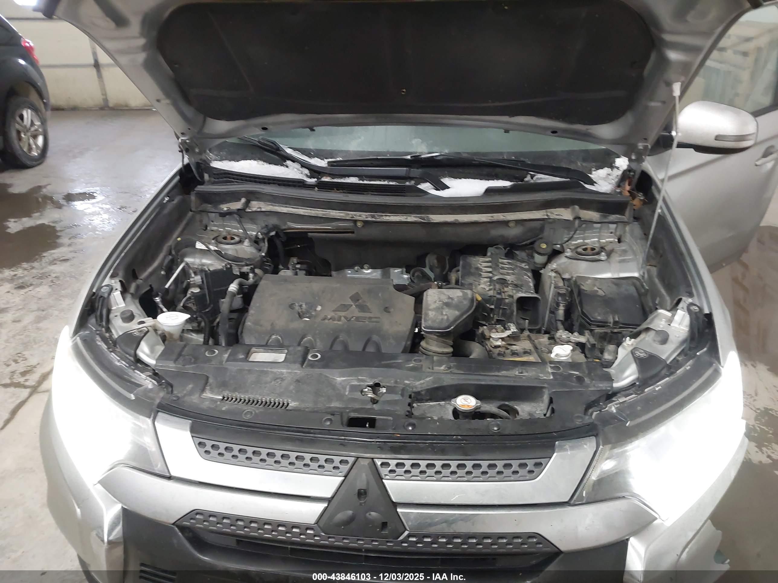 MITSUBISHI OUTLANDER image 10