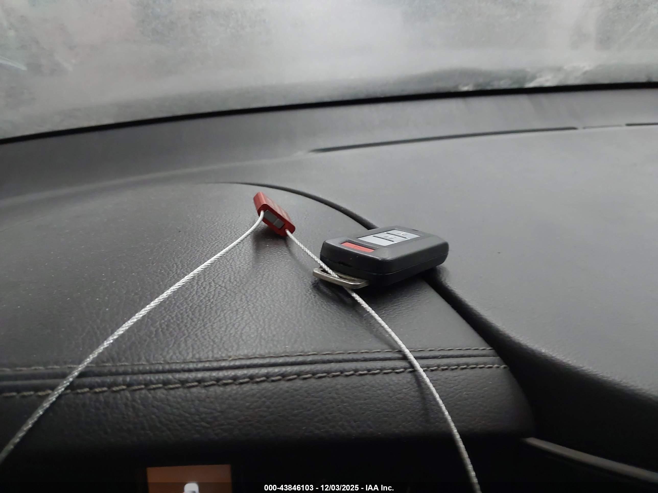 MITSUBISHI OUTLANDER image 11