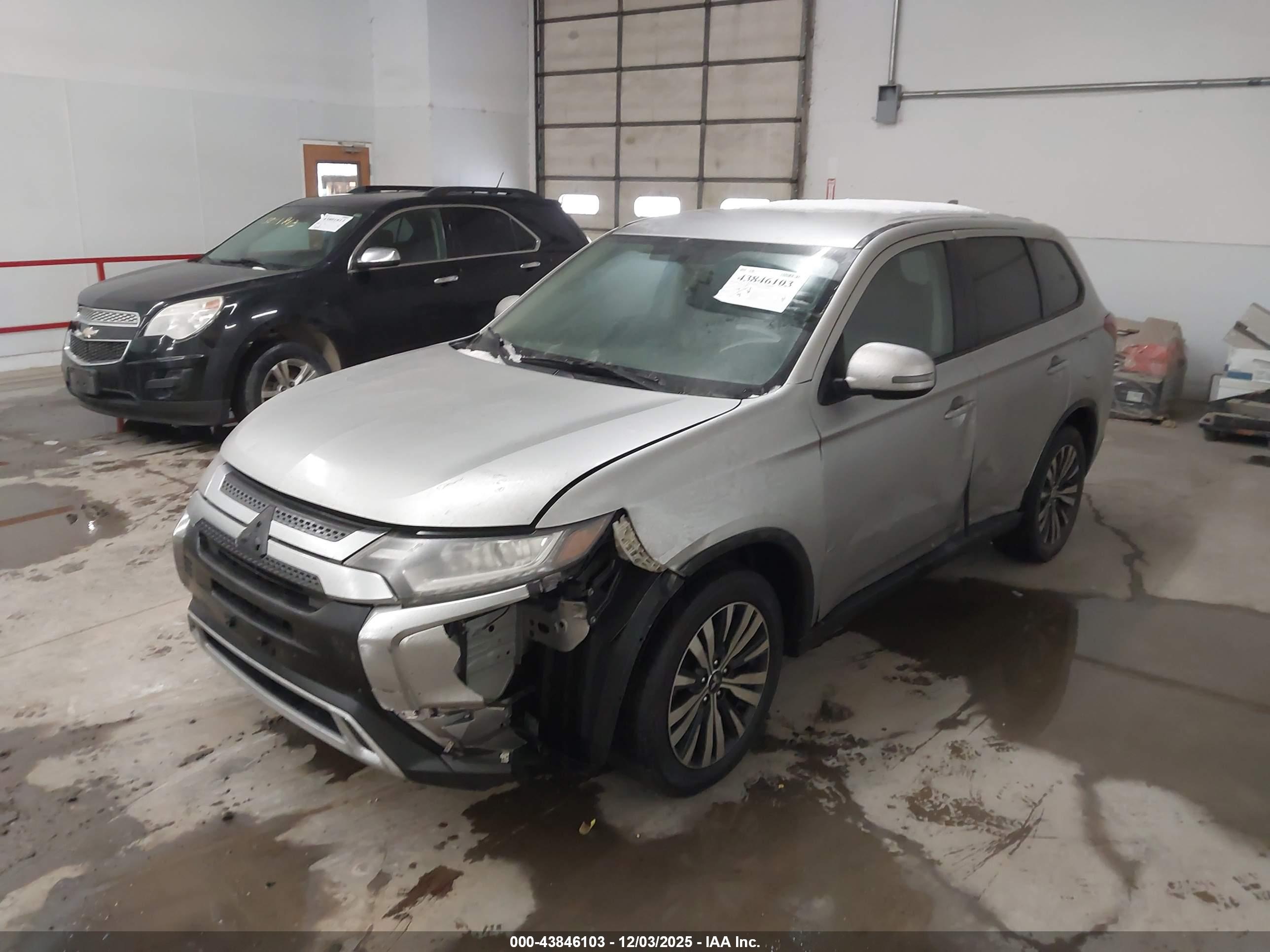 MITSUBISHI OUTLANDER image 2