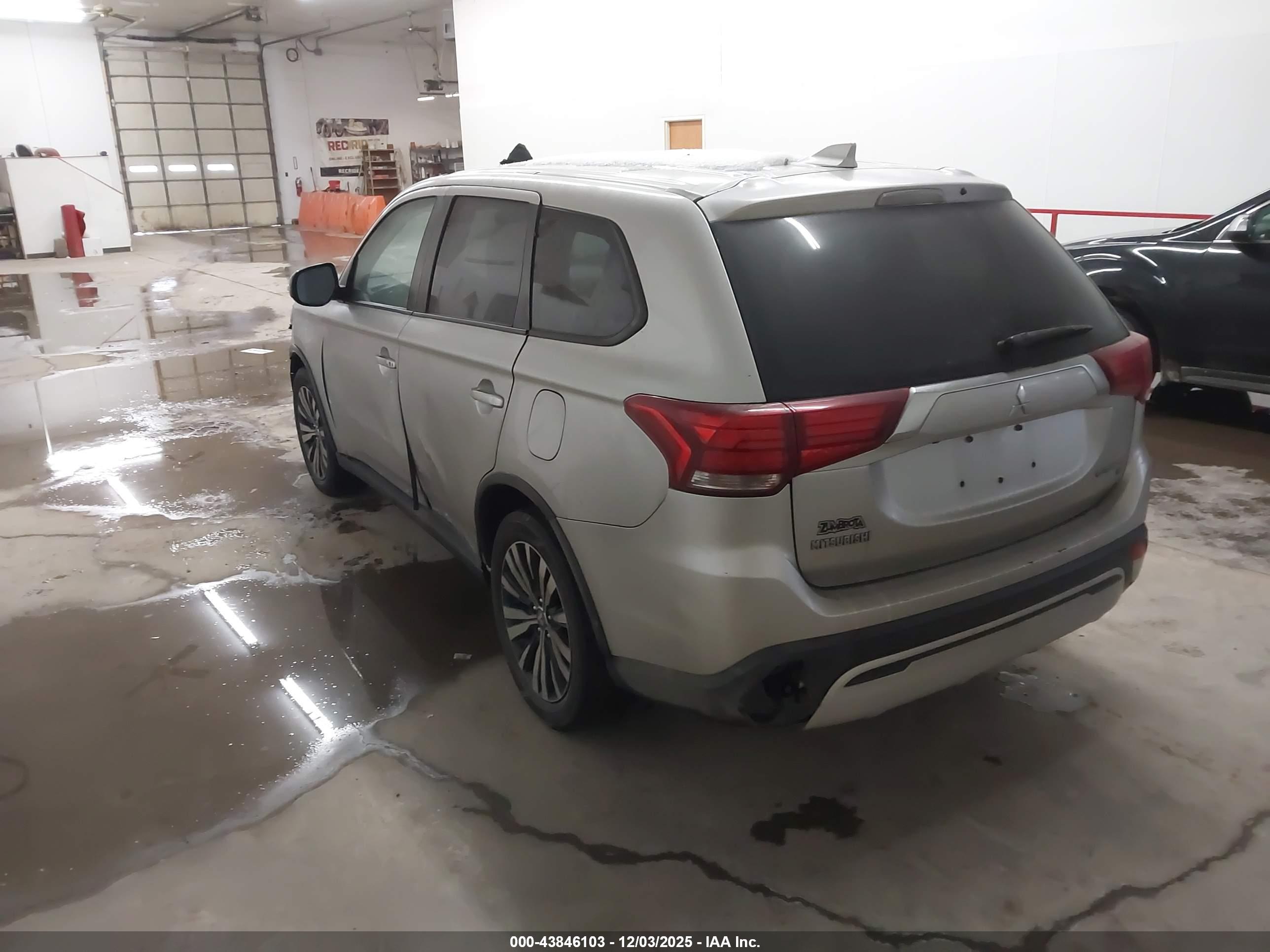 MITSUBISHI OUTLANDER image 3