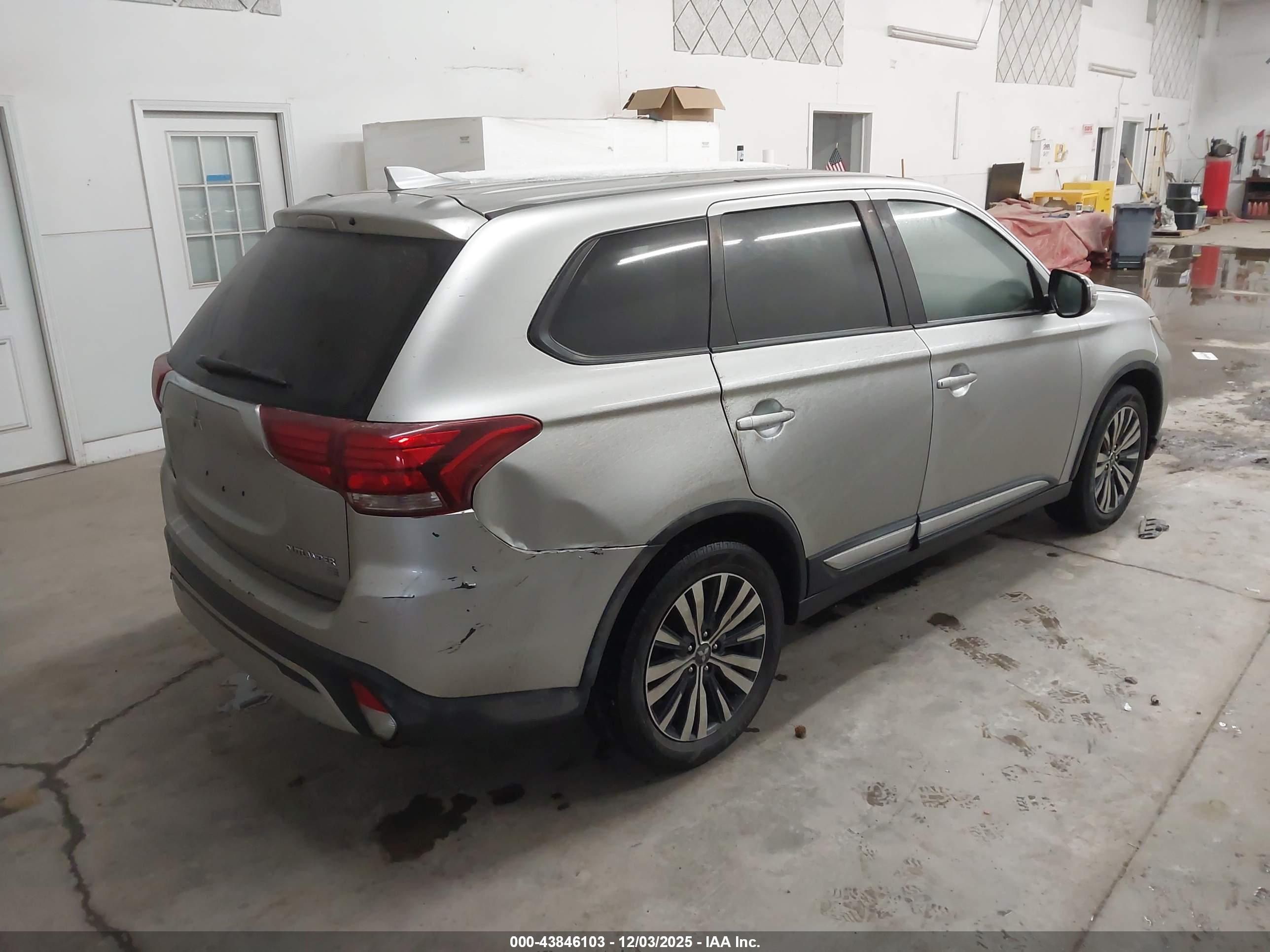 MITSUBISHI OUTLANDER image 4