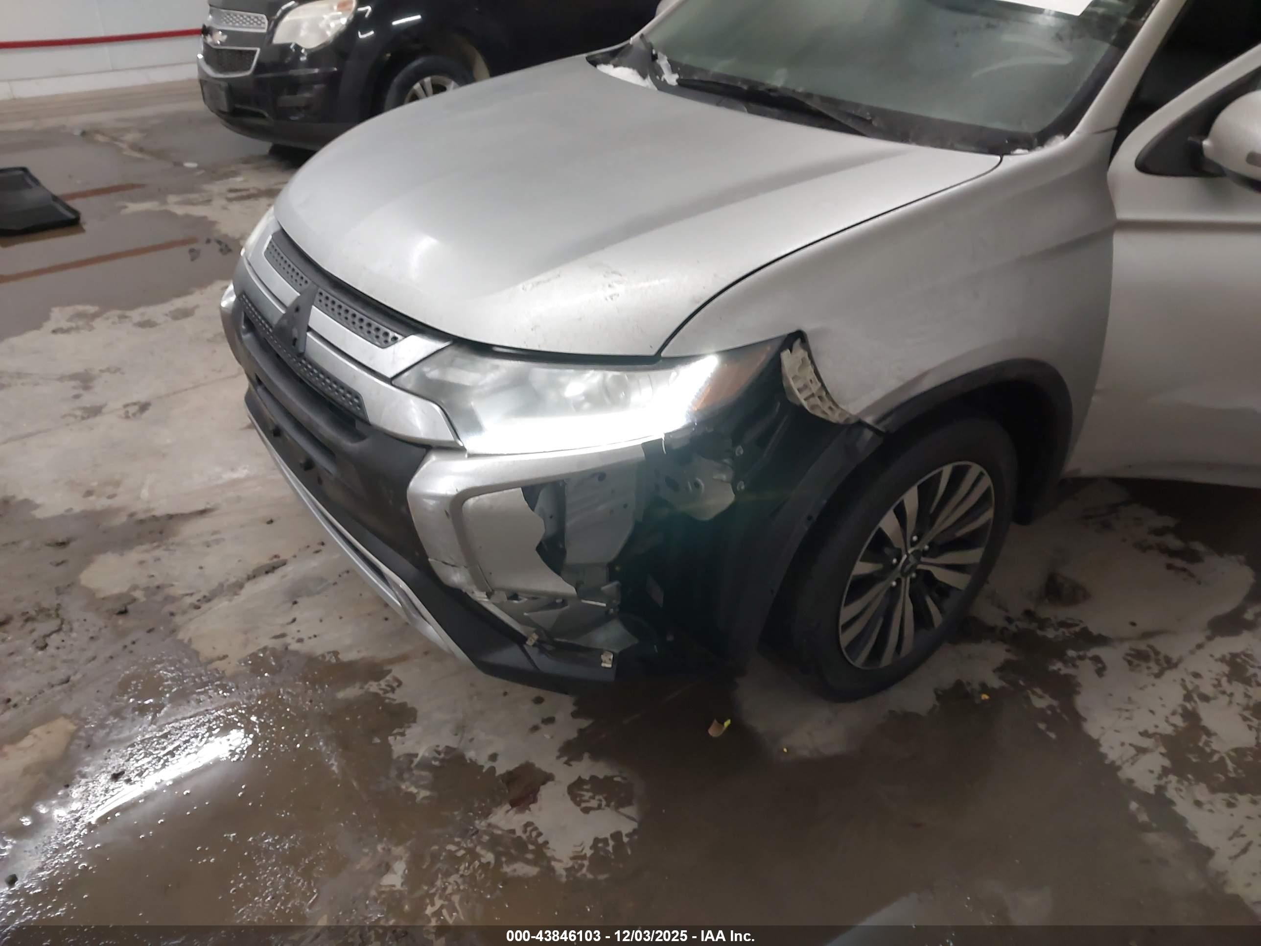MITSUBISHI OUTLANDER image 6