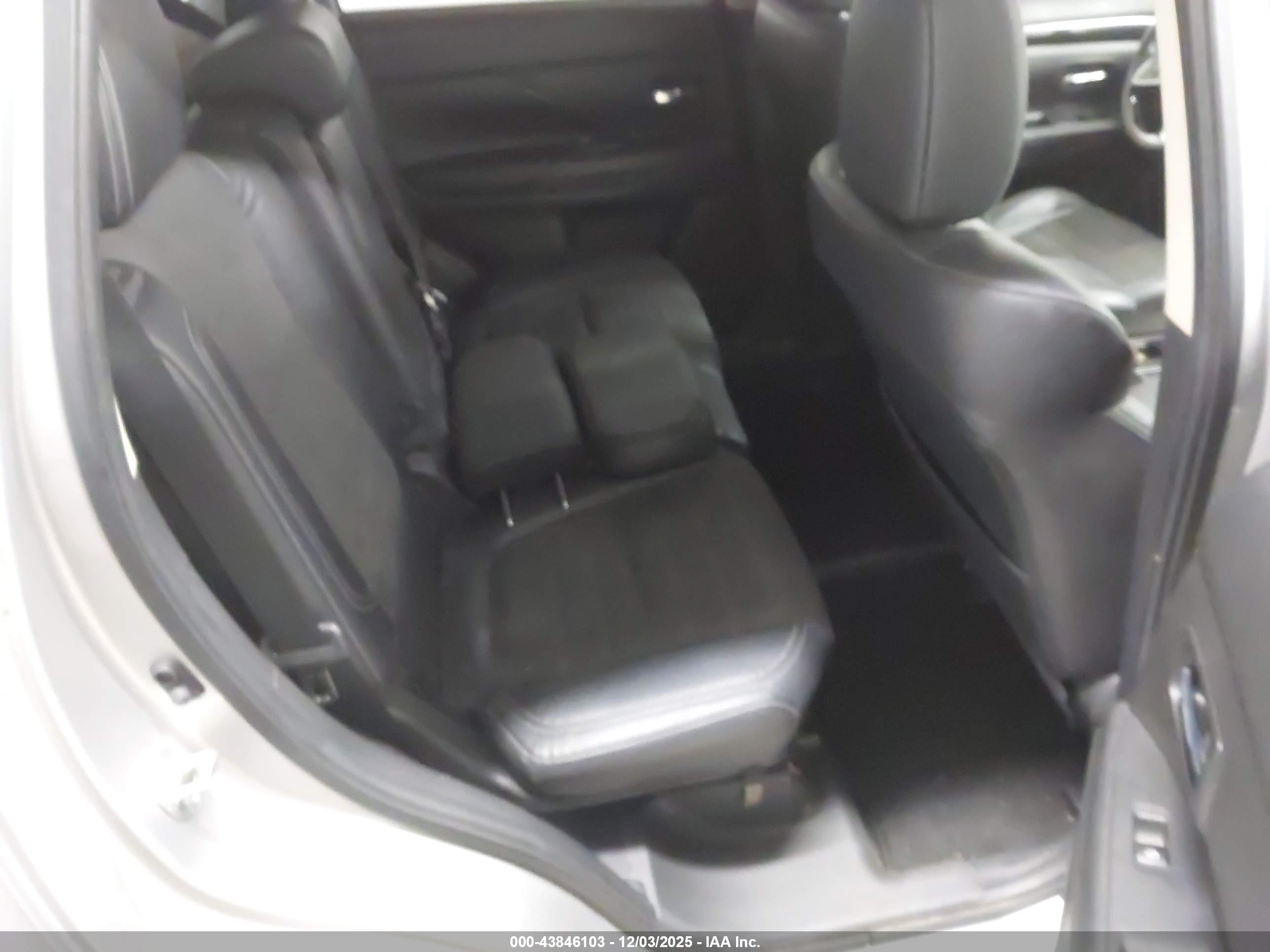 MITSUBISHI OUTLANDER image 8