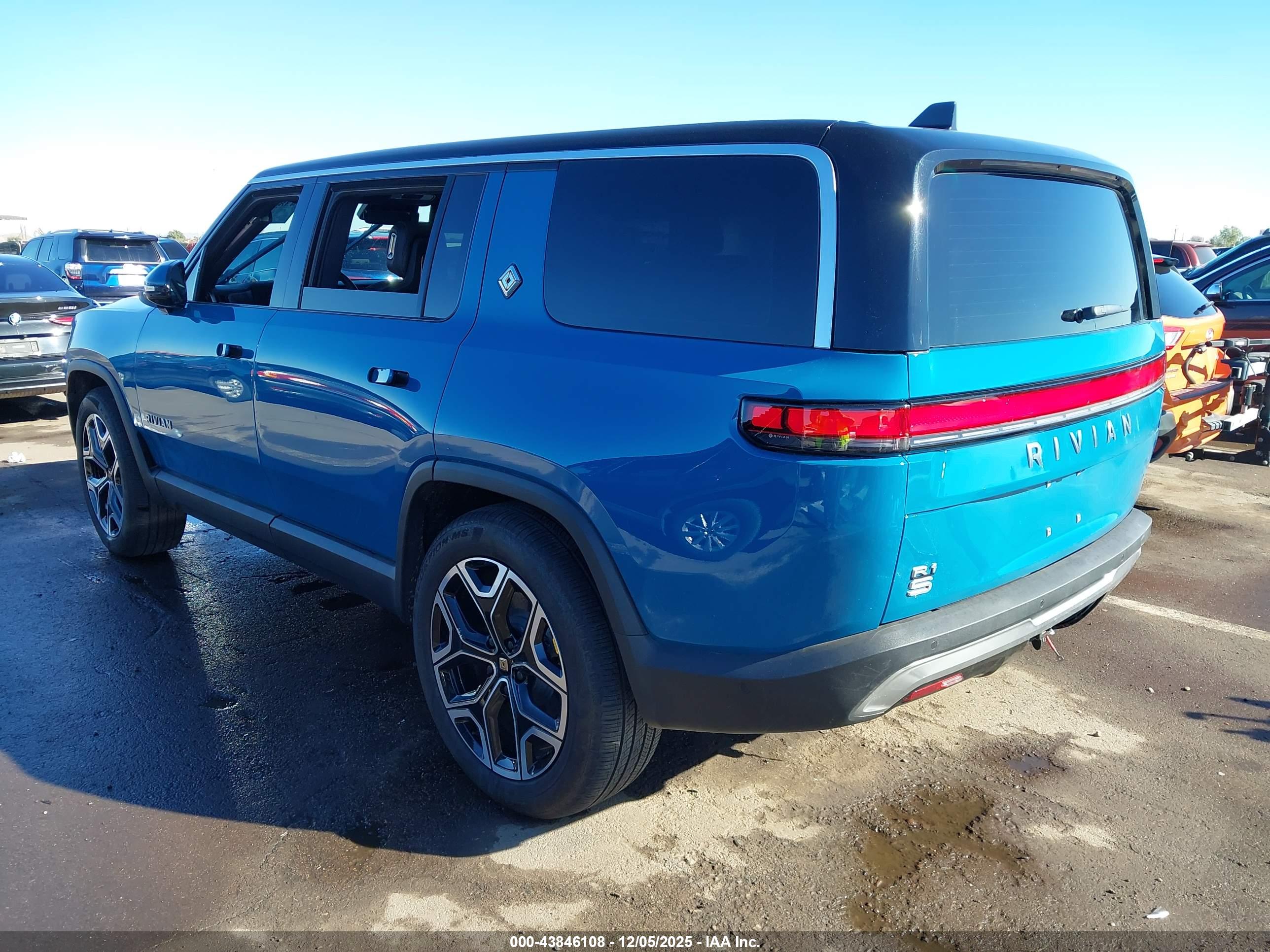 RIVIAN R1S image 3