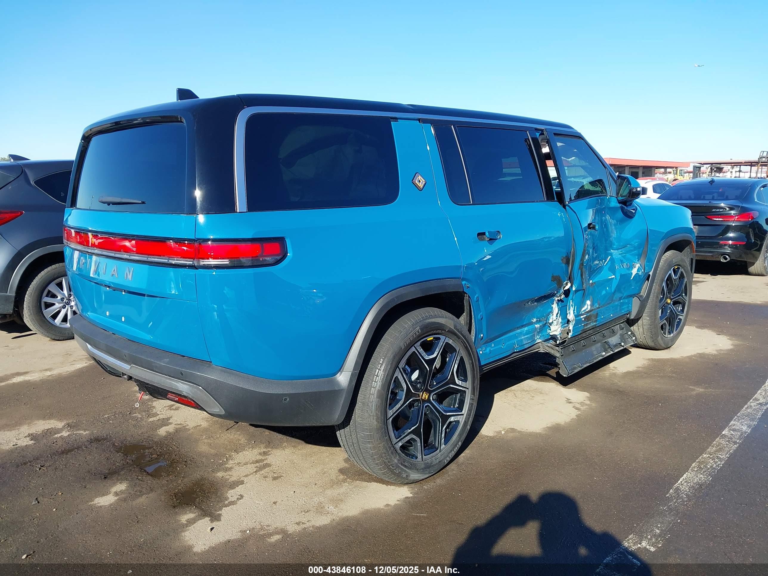 RIVIAN R1S image 4