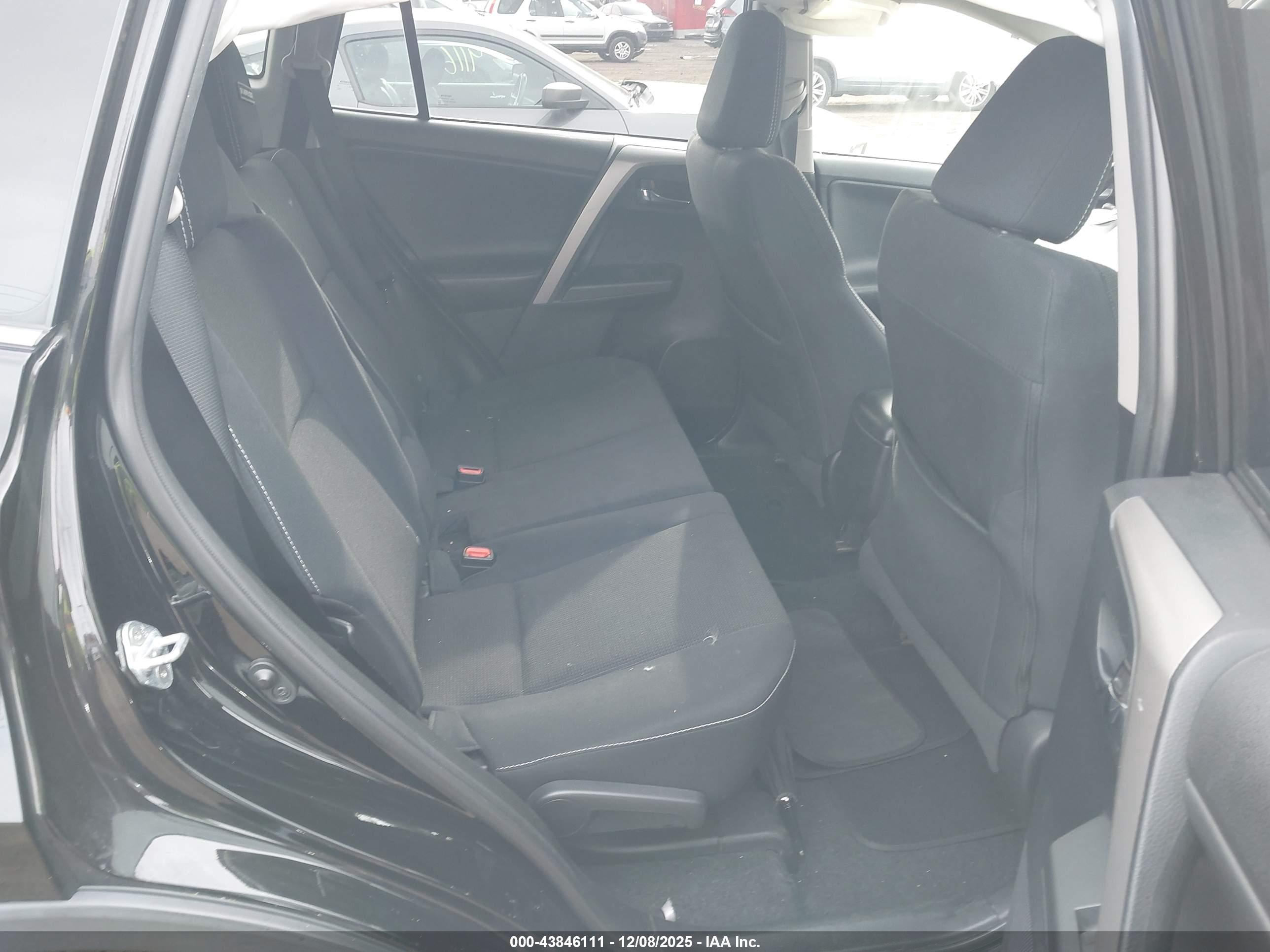 TOYOTA RAV4 image 8