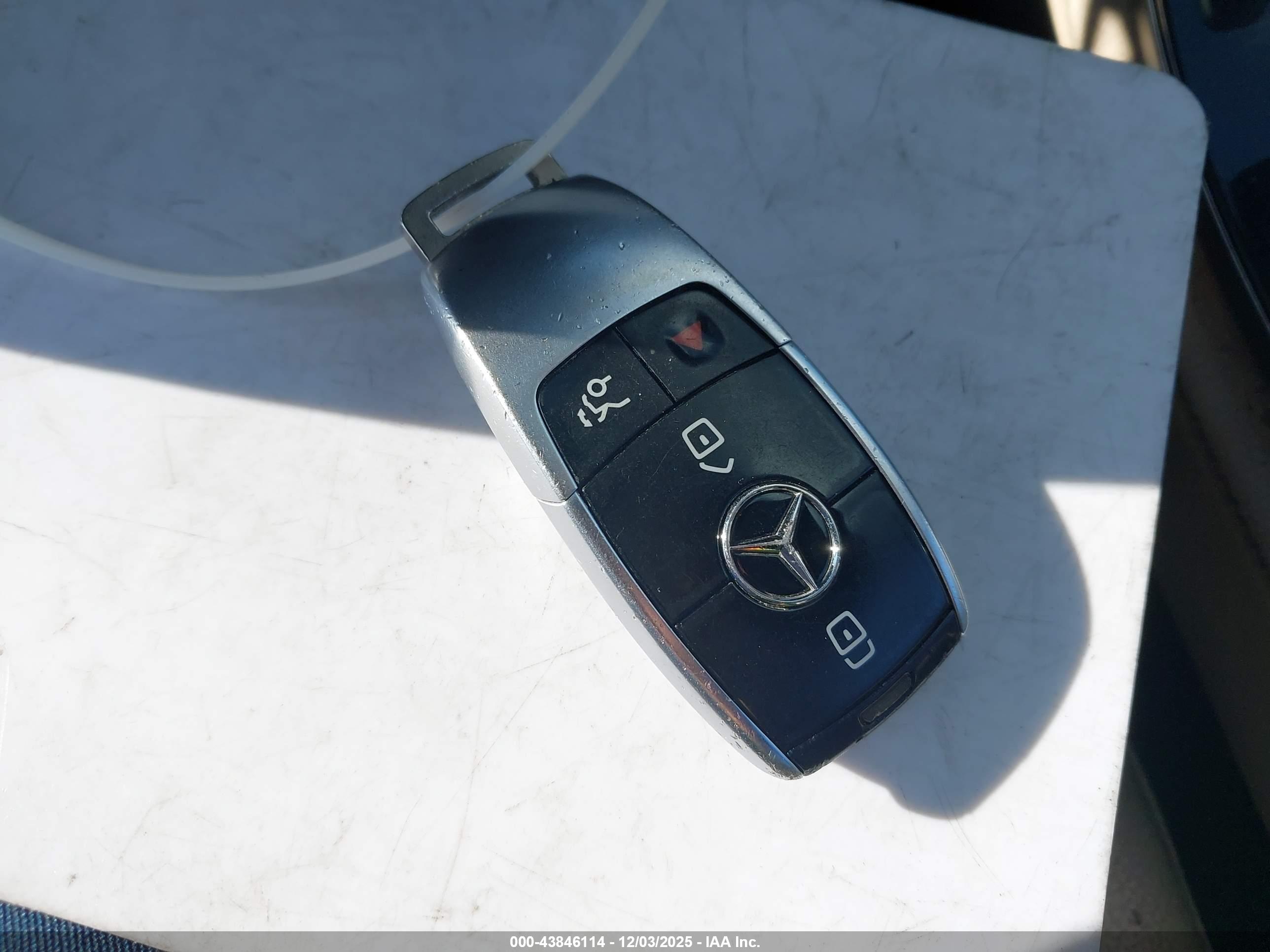 MERCEDES-BENZ E image 11