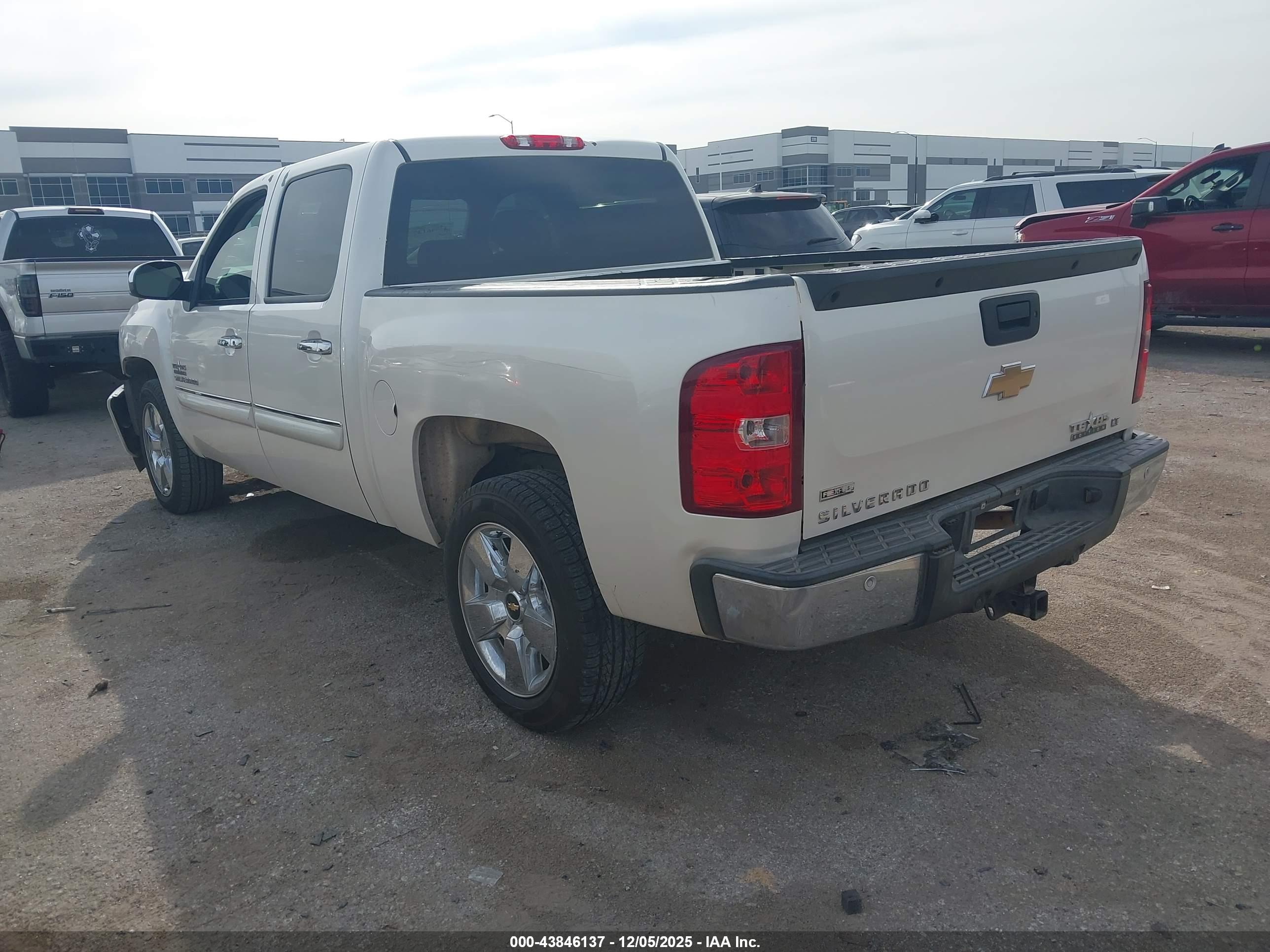 CHEVROLET SILVERADO image 3