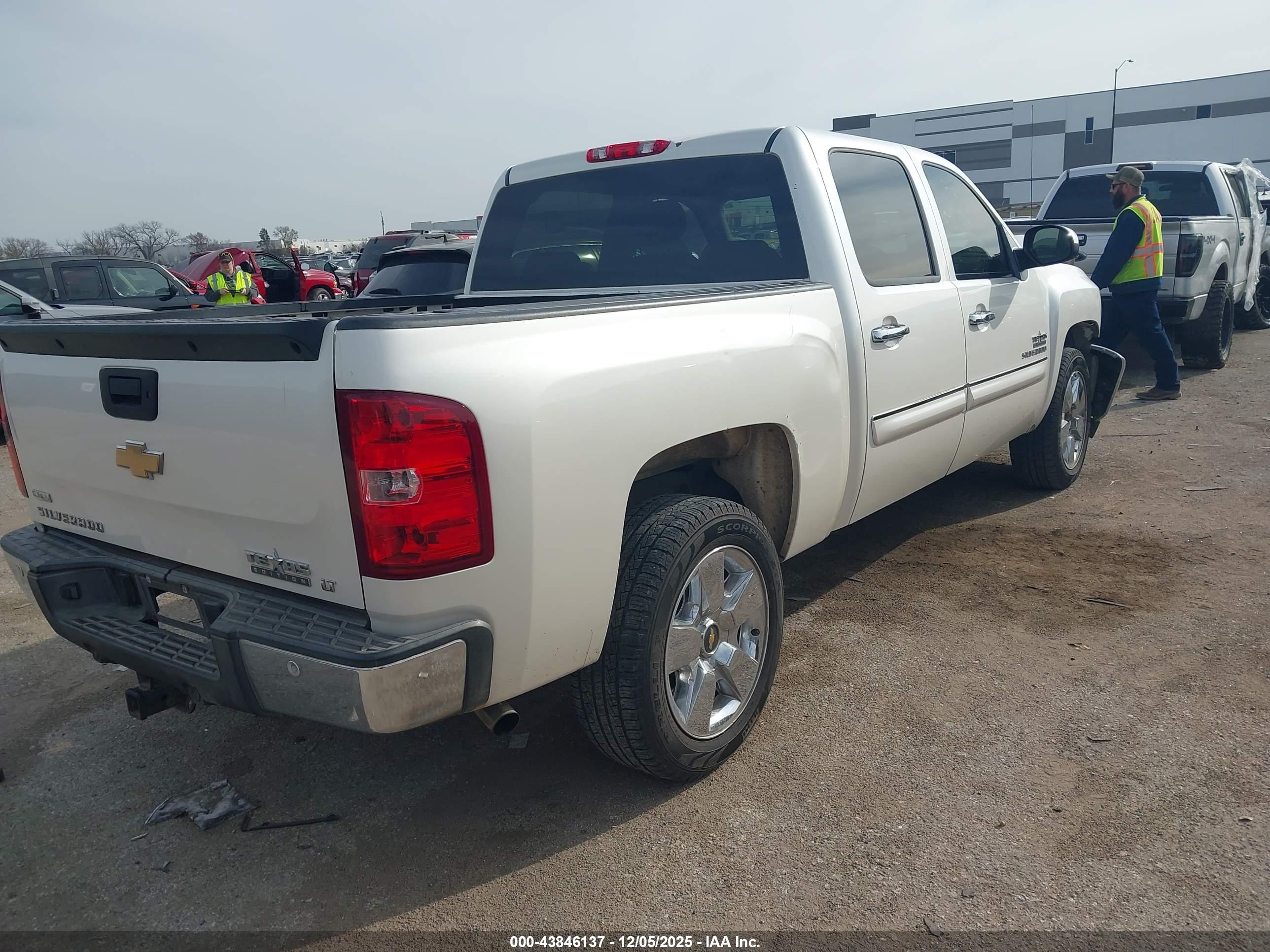 CHEVROLET SILVERADO image 4