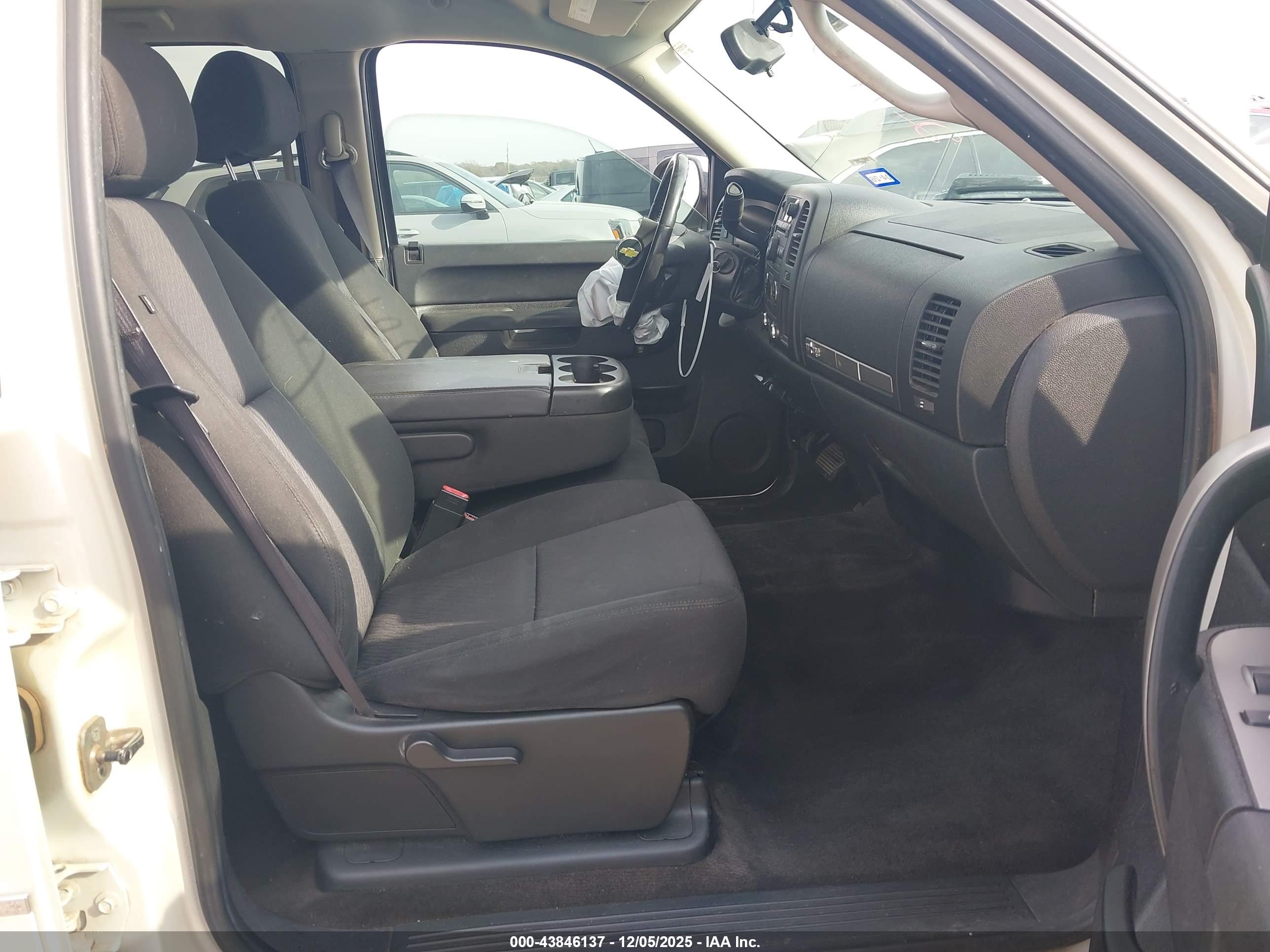 CHEVROLET SILVERADO image 5
