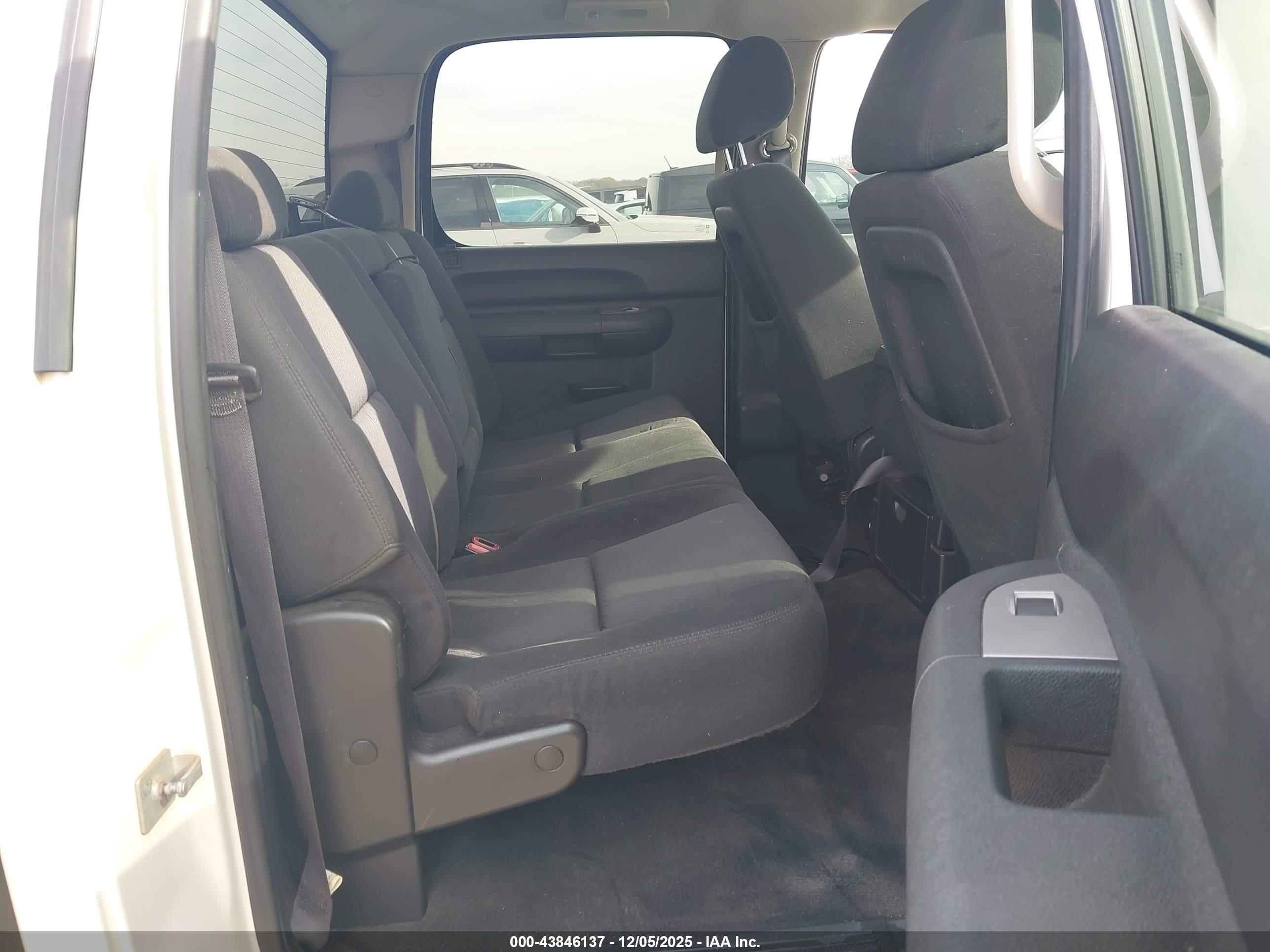 CHEVROLET SILVERADO image 8