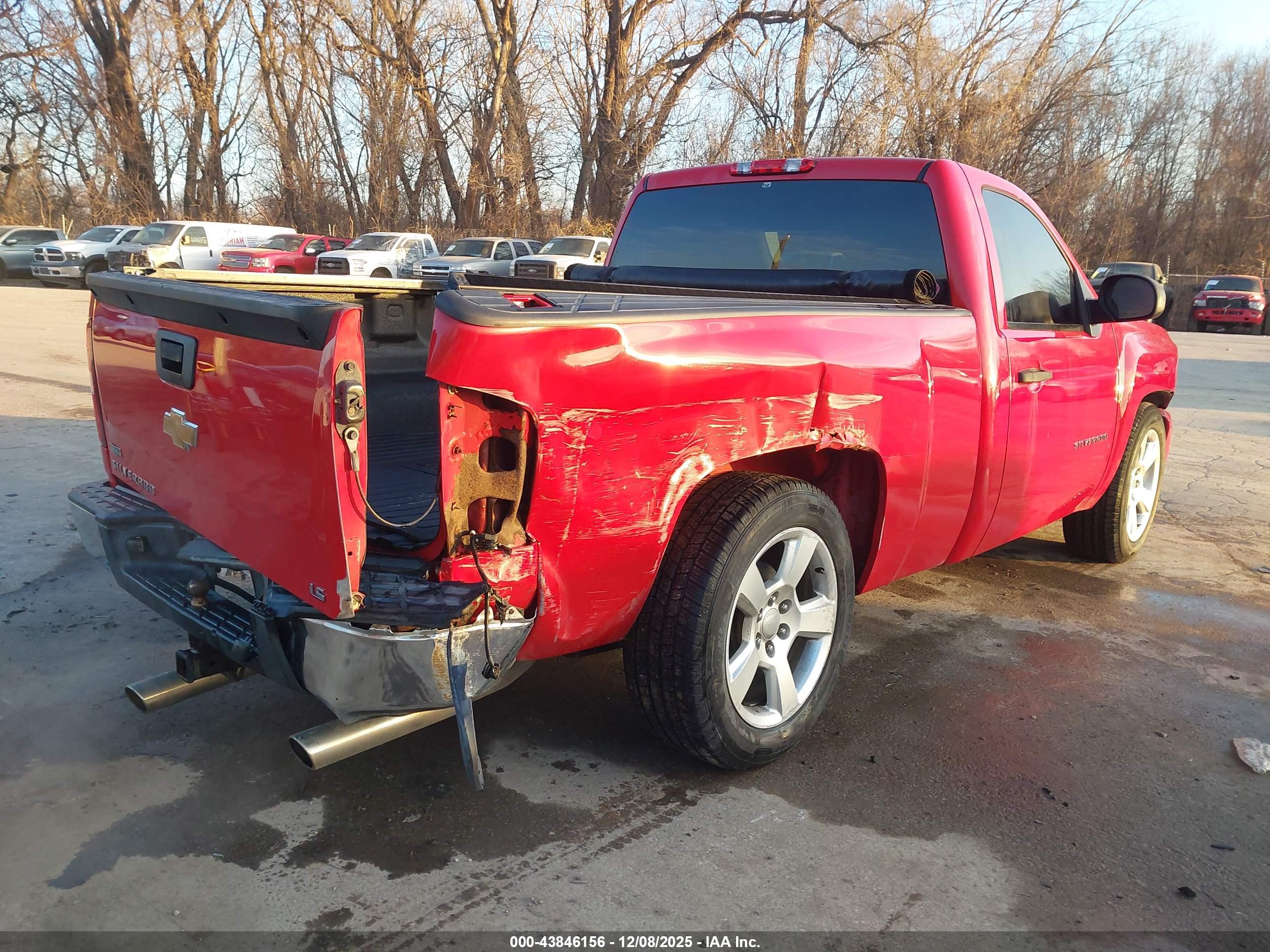 CHEVROLET SILVERADO image 4