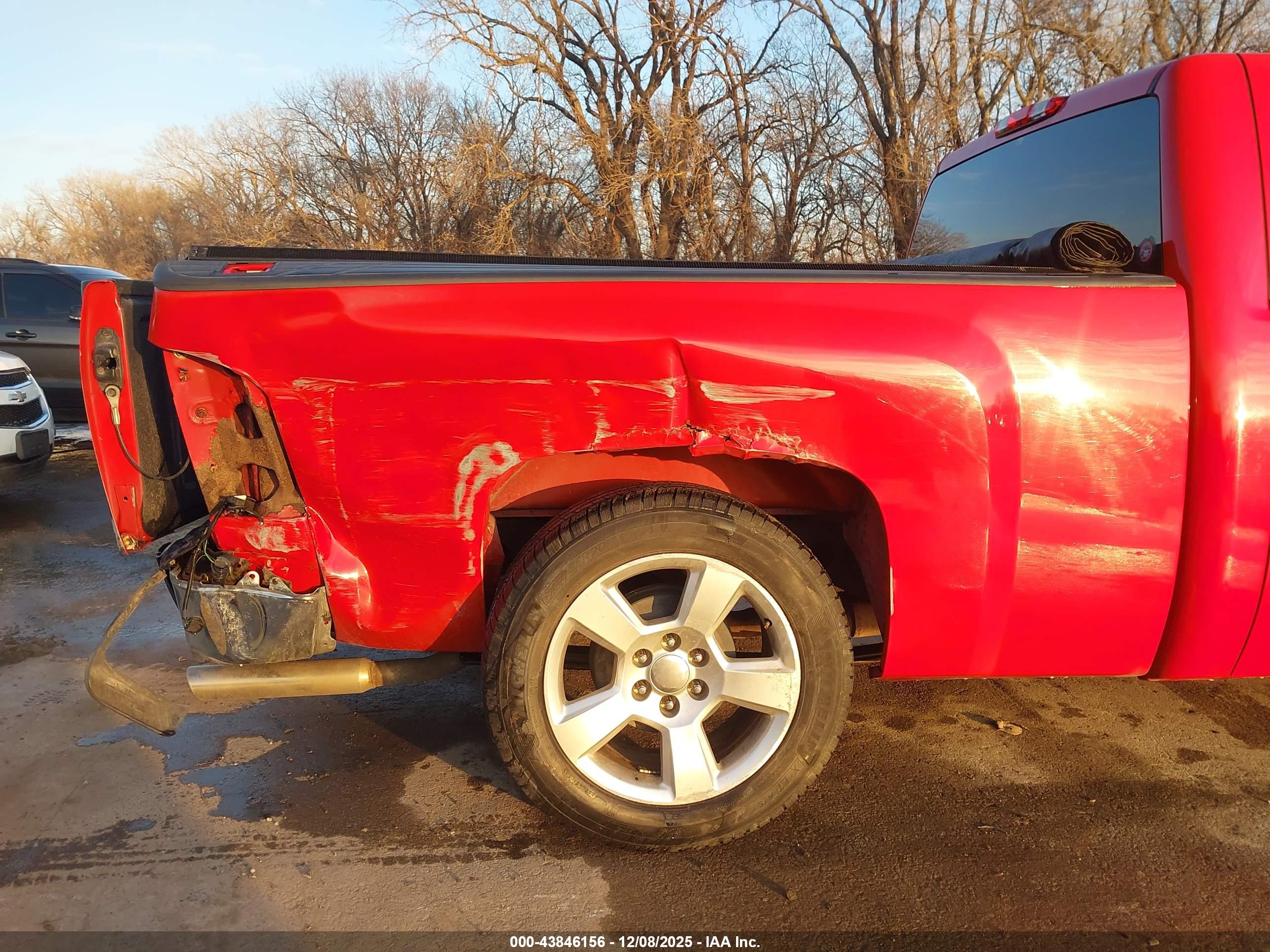 CHEVROLET SILVERADO image 6