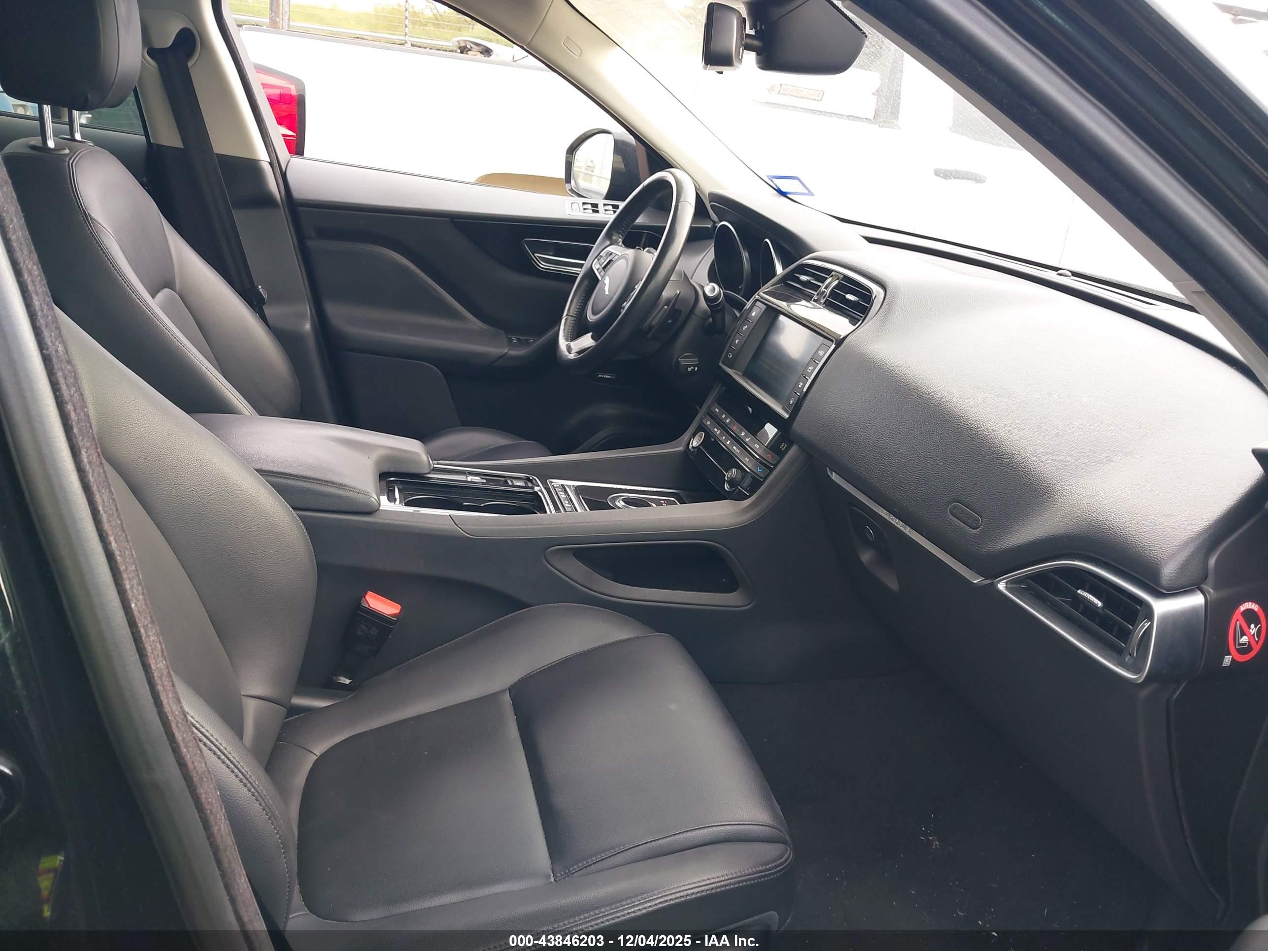 JAGUAR F-PACE image 5